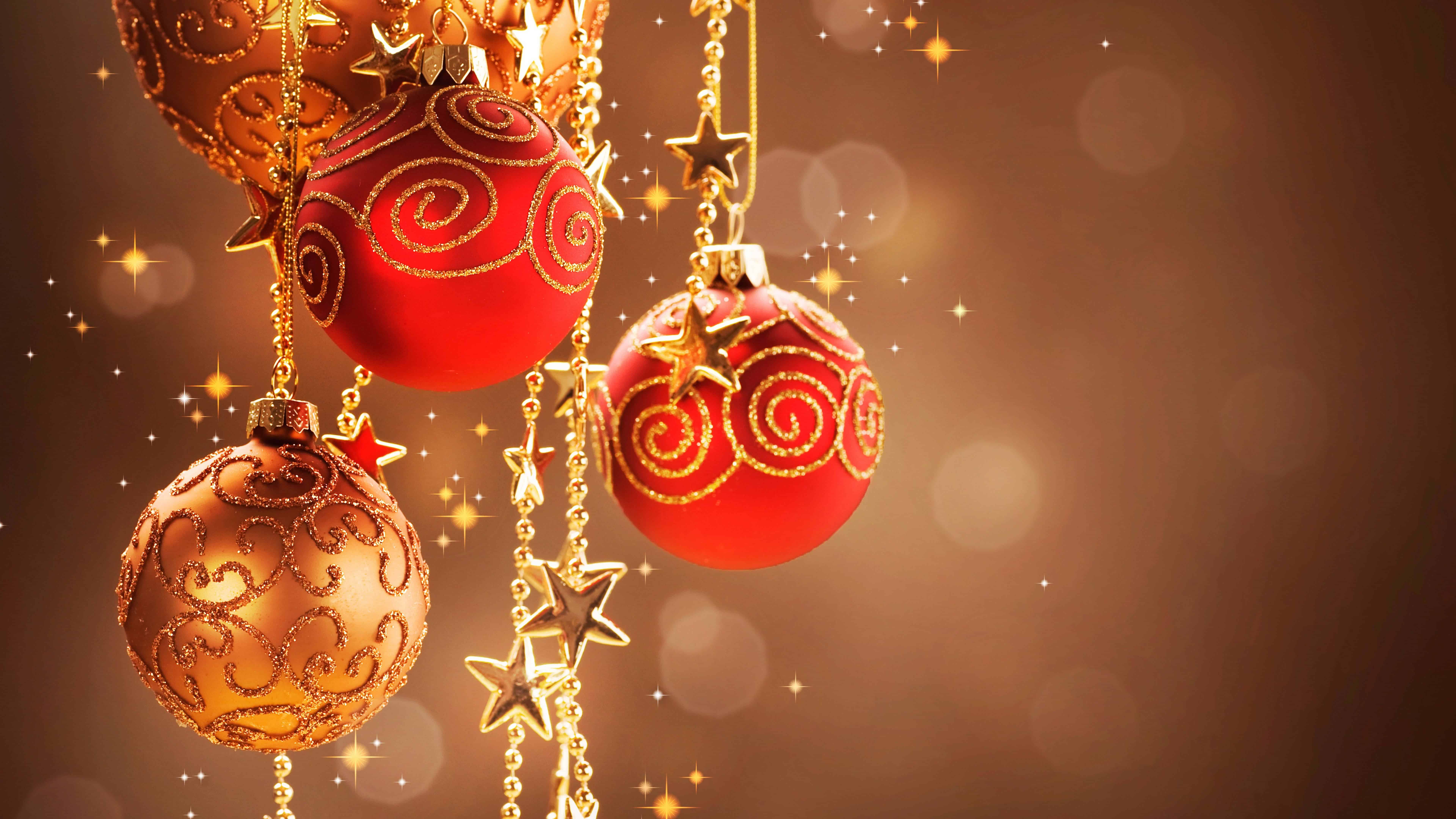 Màu đỏ và vàng luôn là tông màu đặc trưng của mùa Giáng sinh. Với những hình nền Giáng sinh chủ đề này, bạn sẽ thấy được sự sang trọng, truyền cảm hứng và rực rỡ của một mùa lễ hội sum vầy. Nhanh tay đón xem ngay nhé!