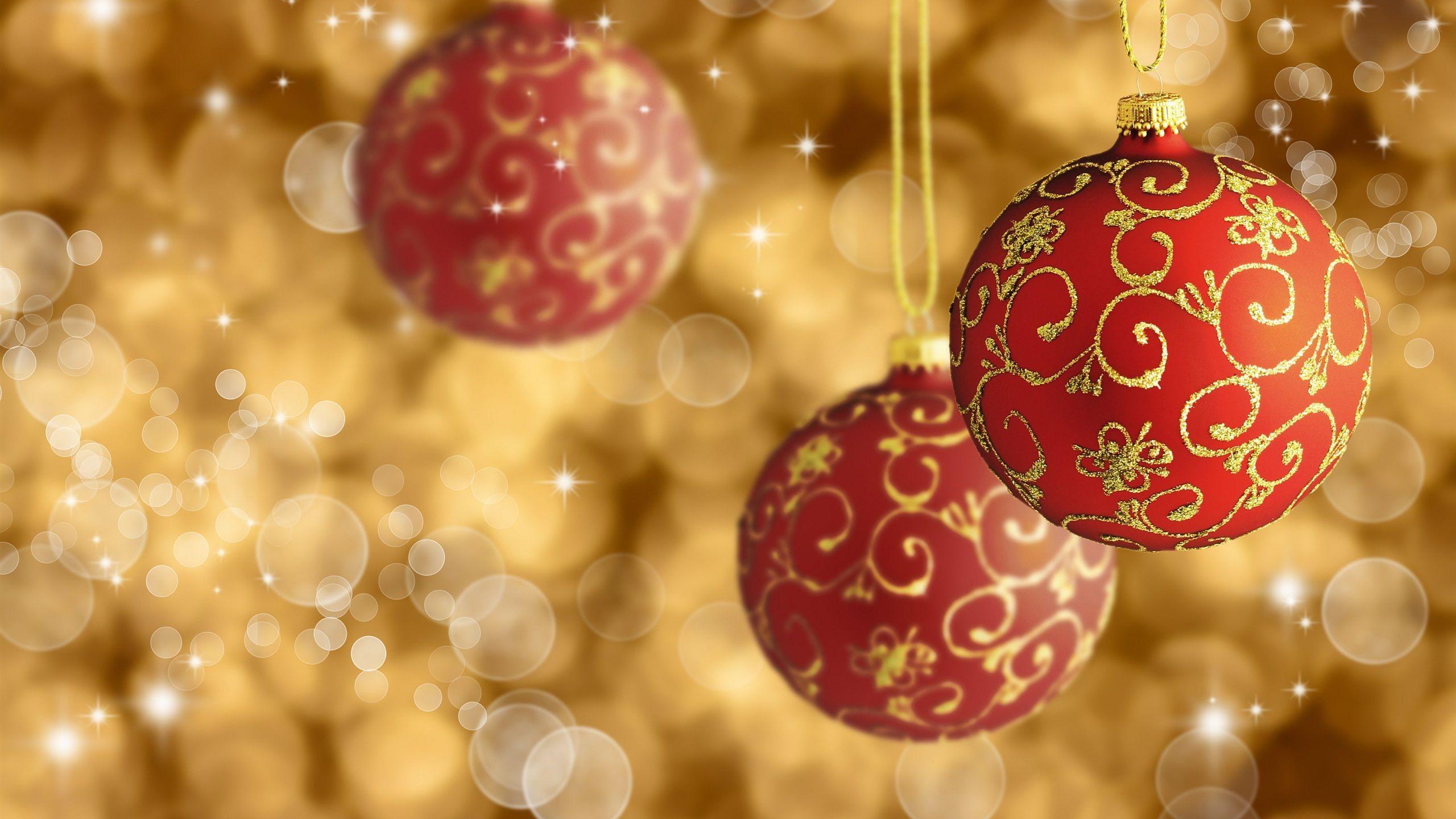 2560x1440 Wallpaper Christmas decoration, red balls, glare background
