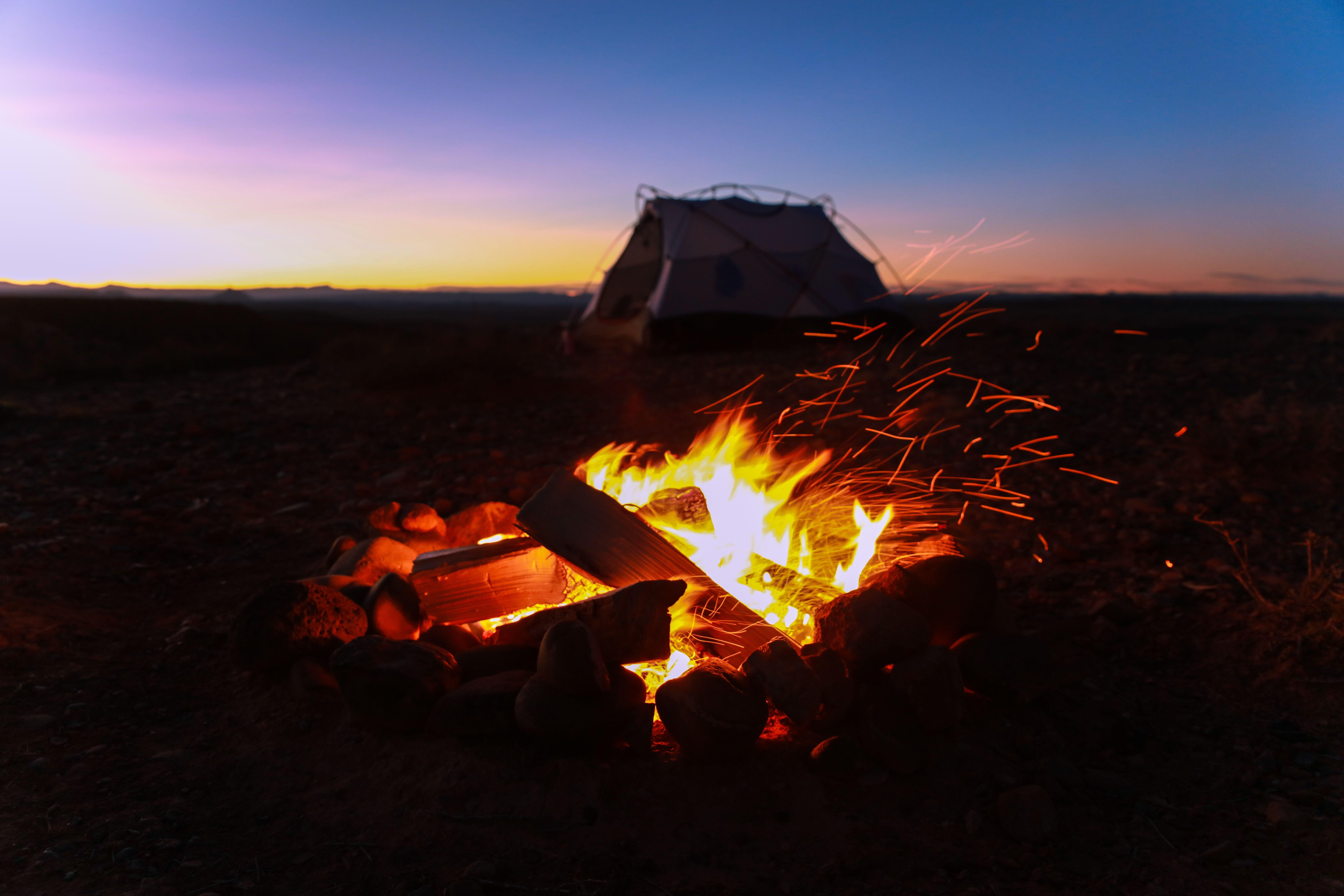 8192x5461 Campfire في معسكر 8k Ultra HD Wallpaper