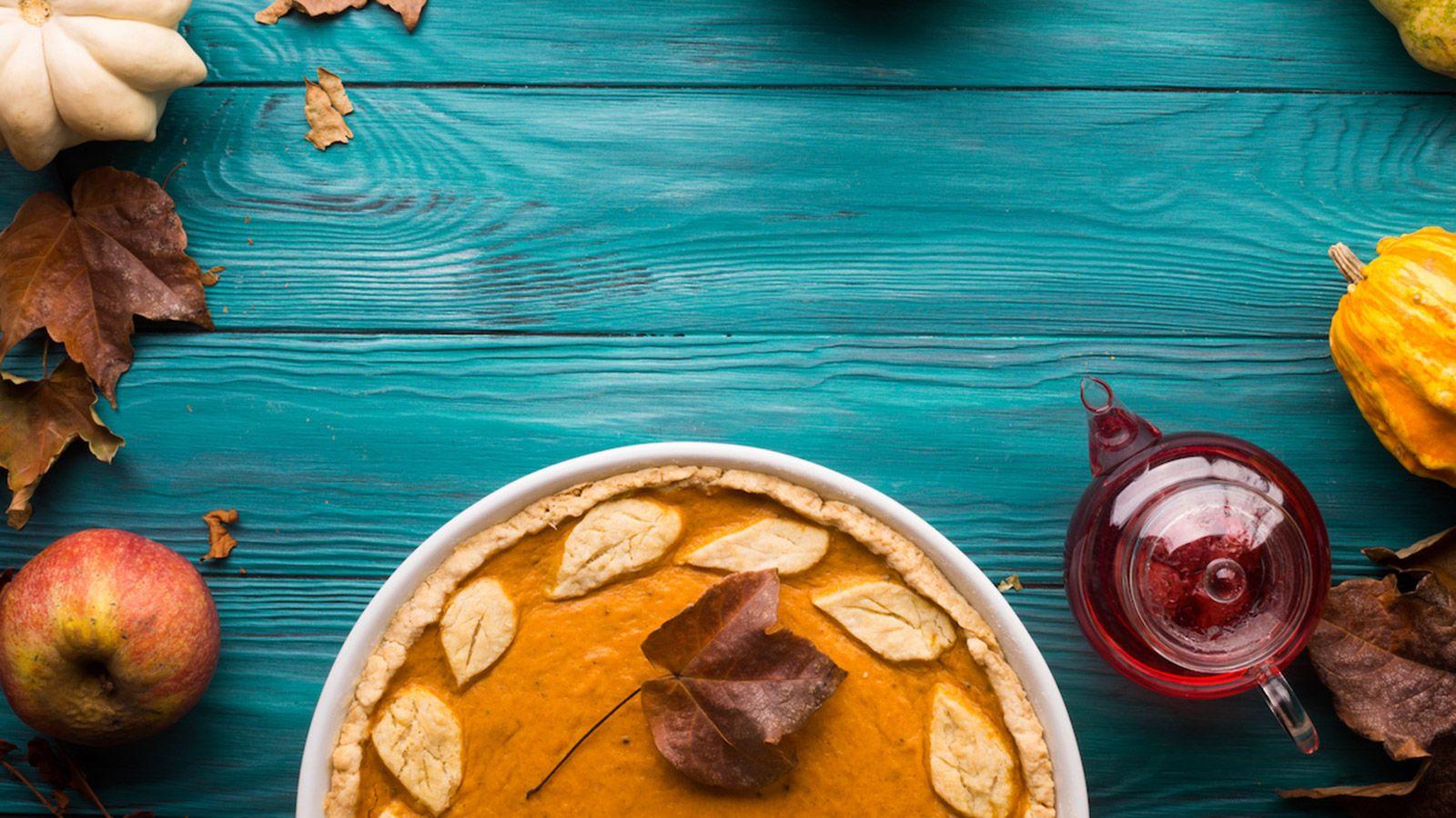 1600x900 Green autumn background with pumpkin pie