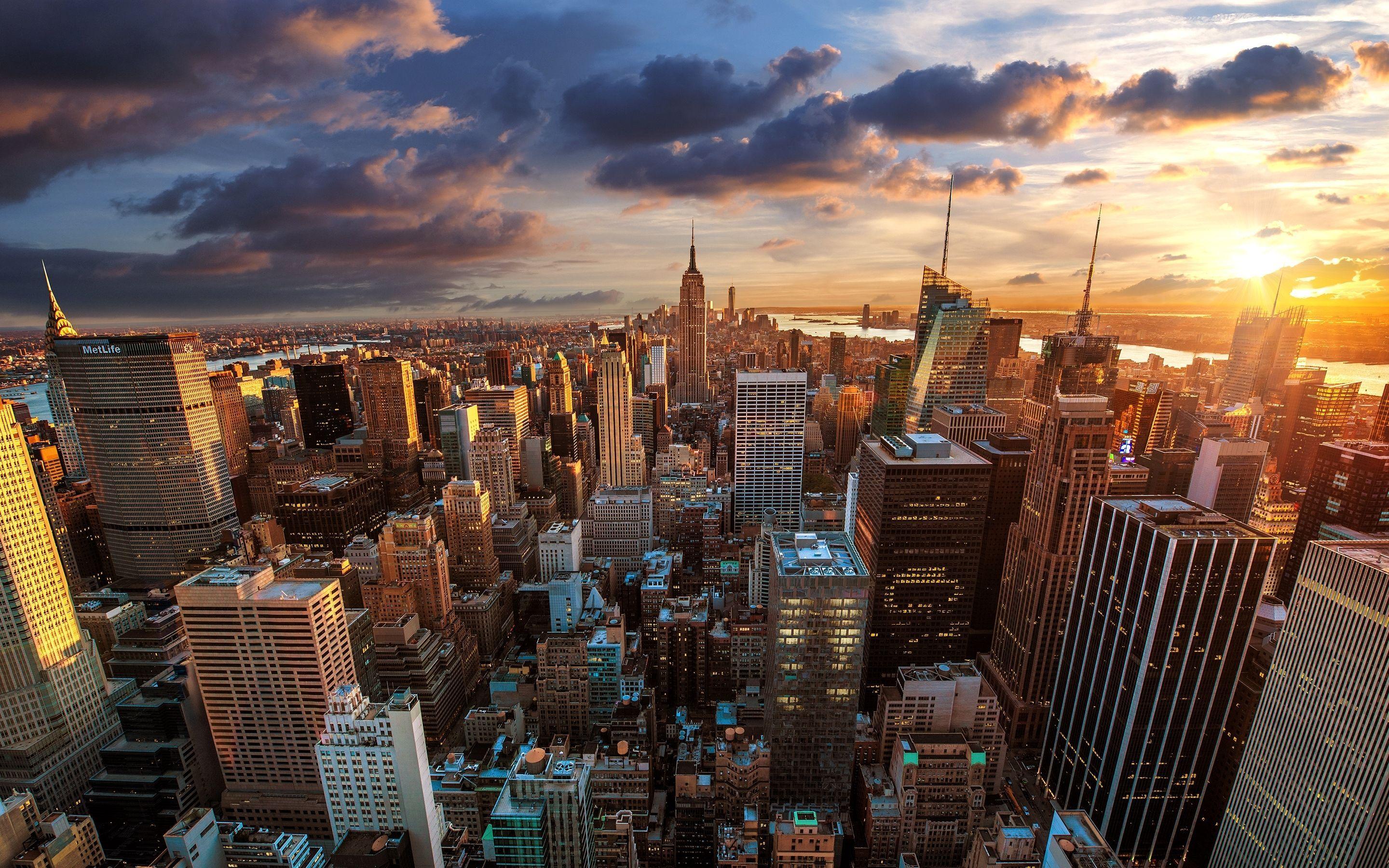 Nếu bạn muốn đưa thành phố New York vào chiếc máy tính của mình, hãy xem qua các hình nền desktop về Skyline. Với độ phân giải cao, bạn sẽ thấy được những tòa nhà nổi tiếng của thành phố như Empire State Building và nhiều hơn thế nữa.