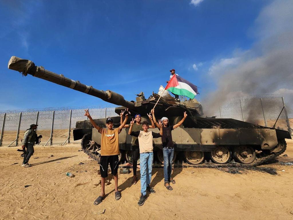 1024x768 Hamas militants hit Israeli Merkava