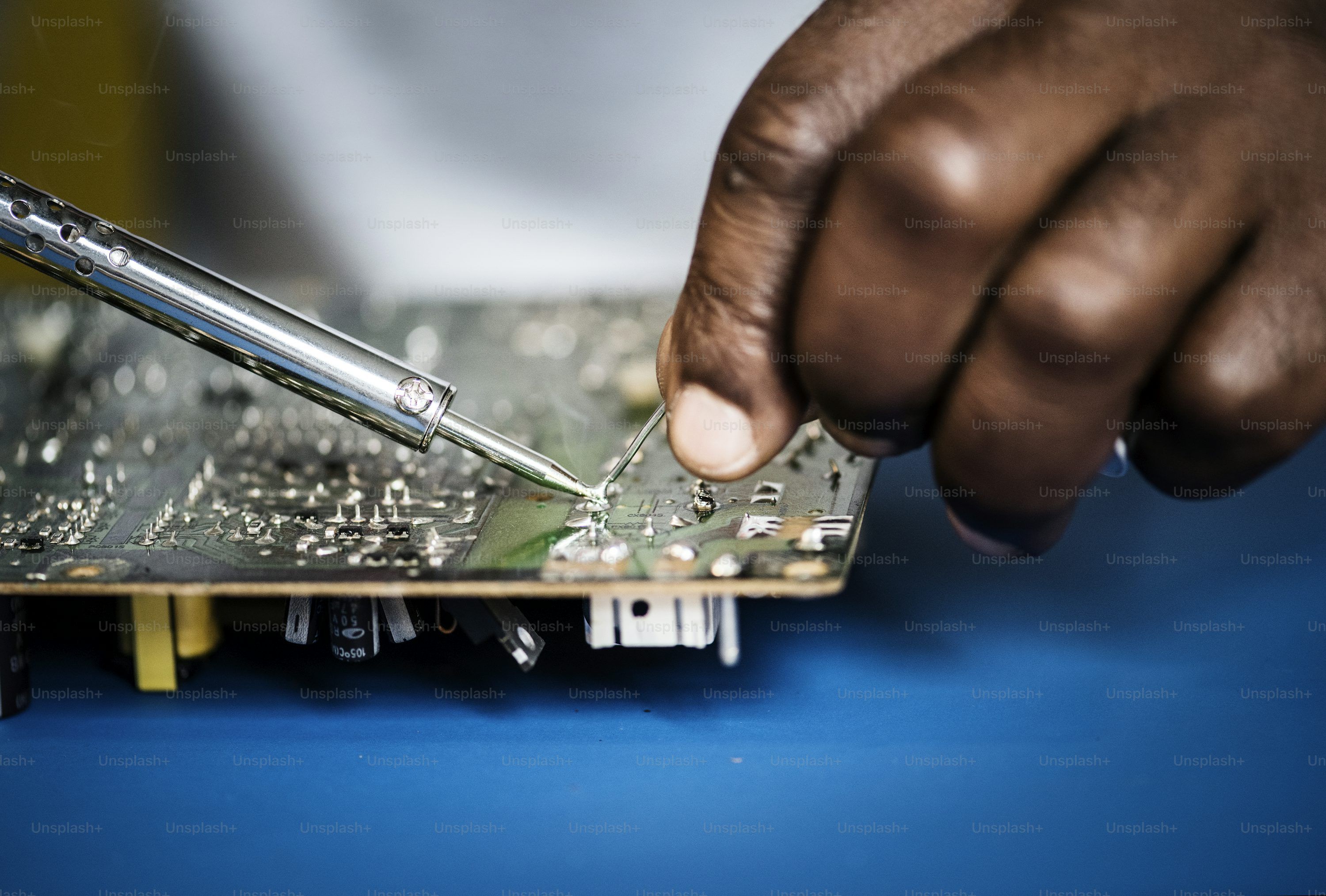 3000x2027 Contemporary repairman in protective