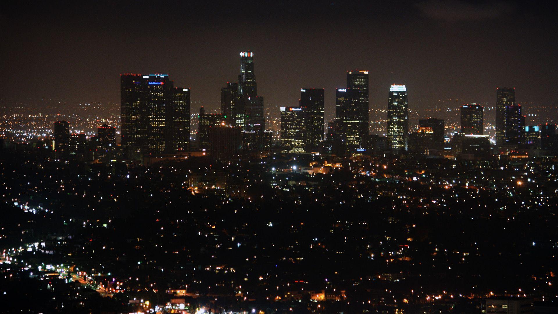Los Angeles về đêm luôn là một trong những điểm nhấn về sự lãng mạn và đẹp mắt của thành phố này. Hình nền máy tính về Los Angeles về đêm sẽ là một trải nghiệm tuyệt vời cho bạn.