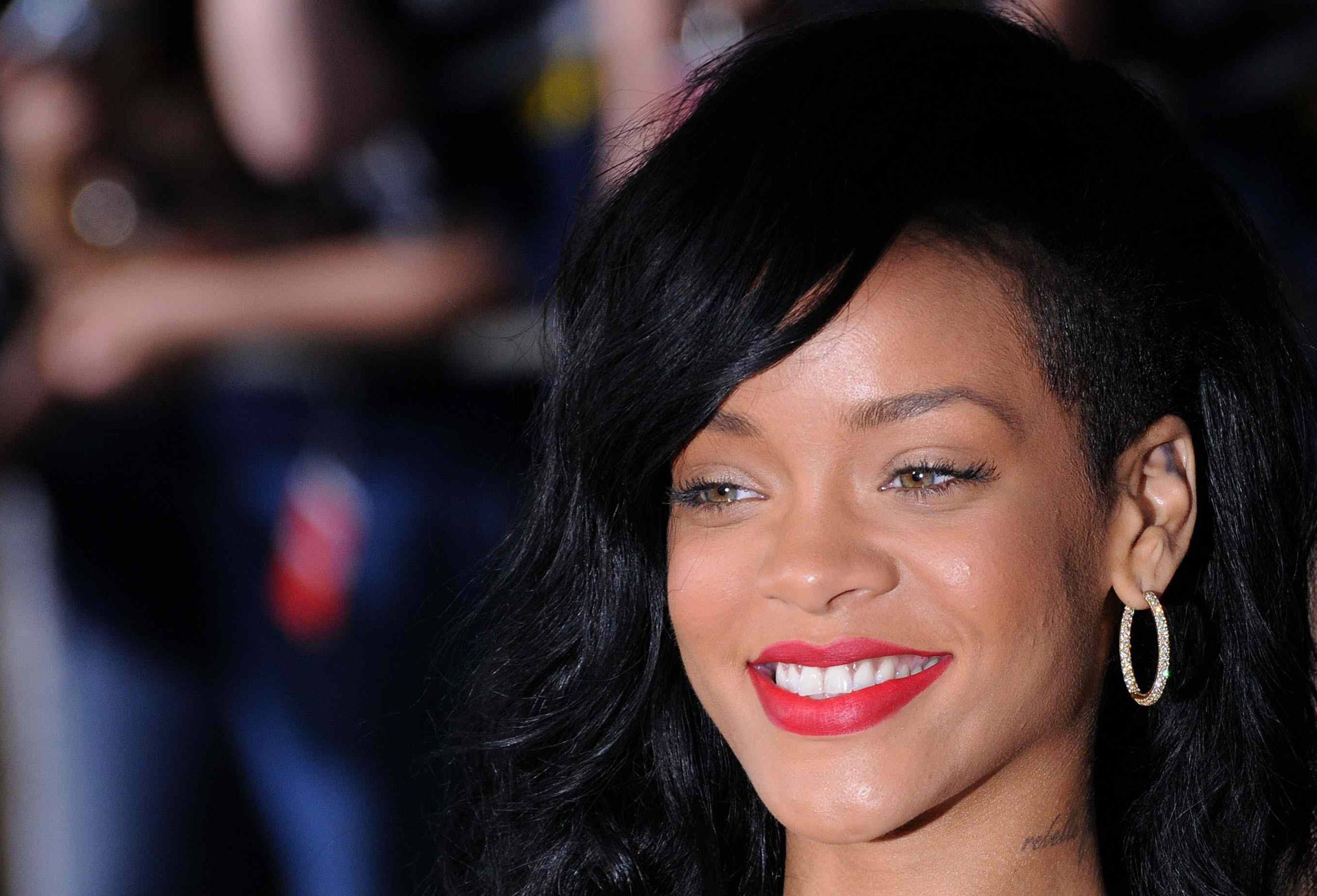 2560x1742 Cute Free Rihanna Picture Download Smiling Red Lip
