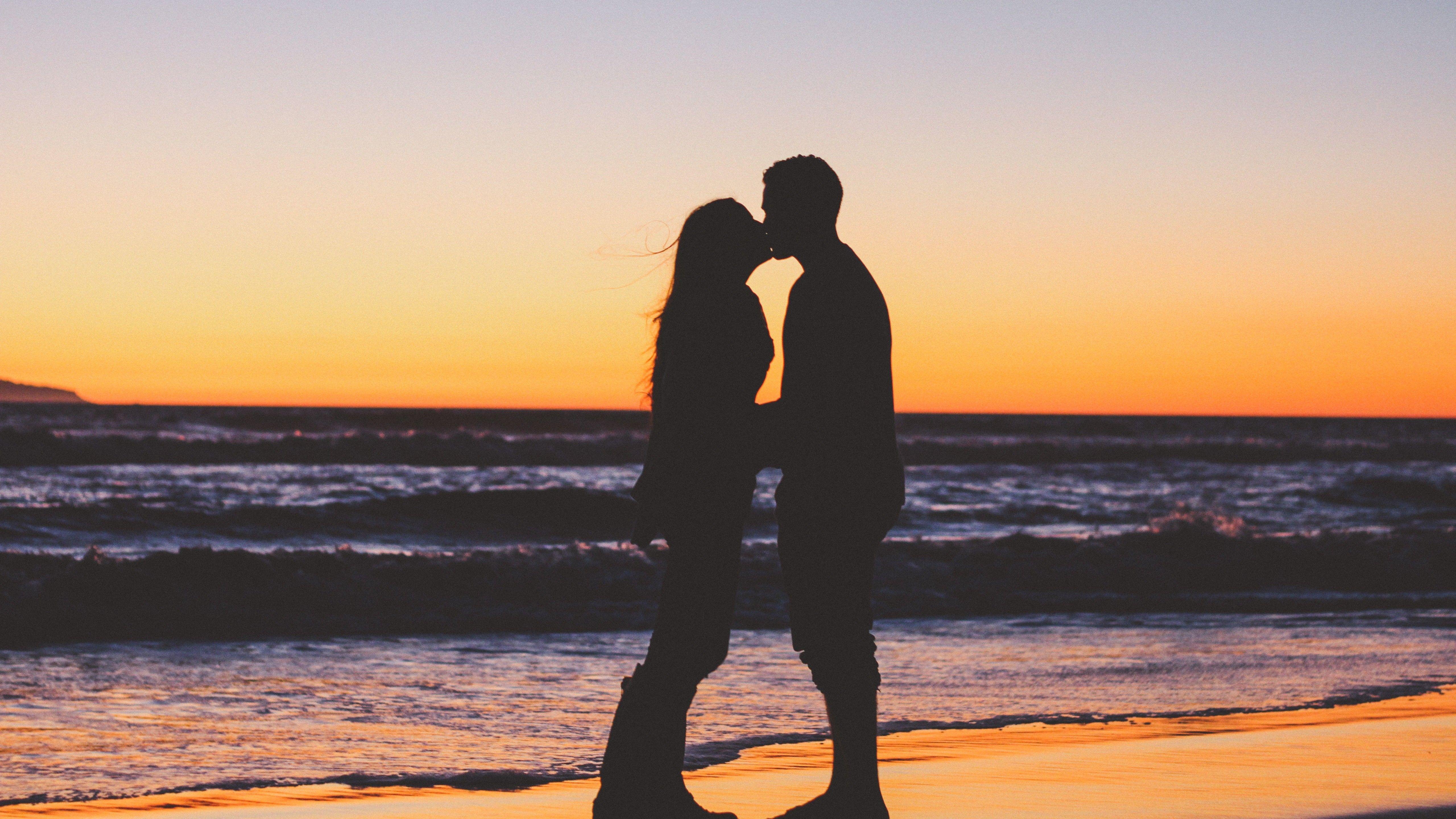 5120x2880 Girlfriend and Boyfriend Kiss at Sunset 5K Image