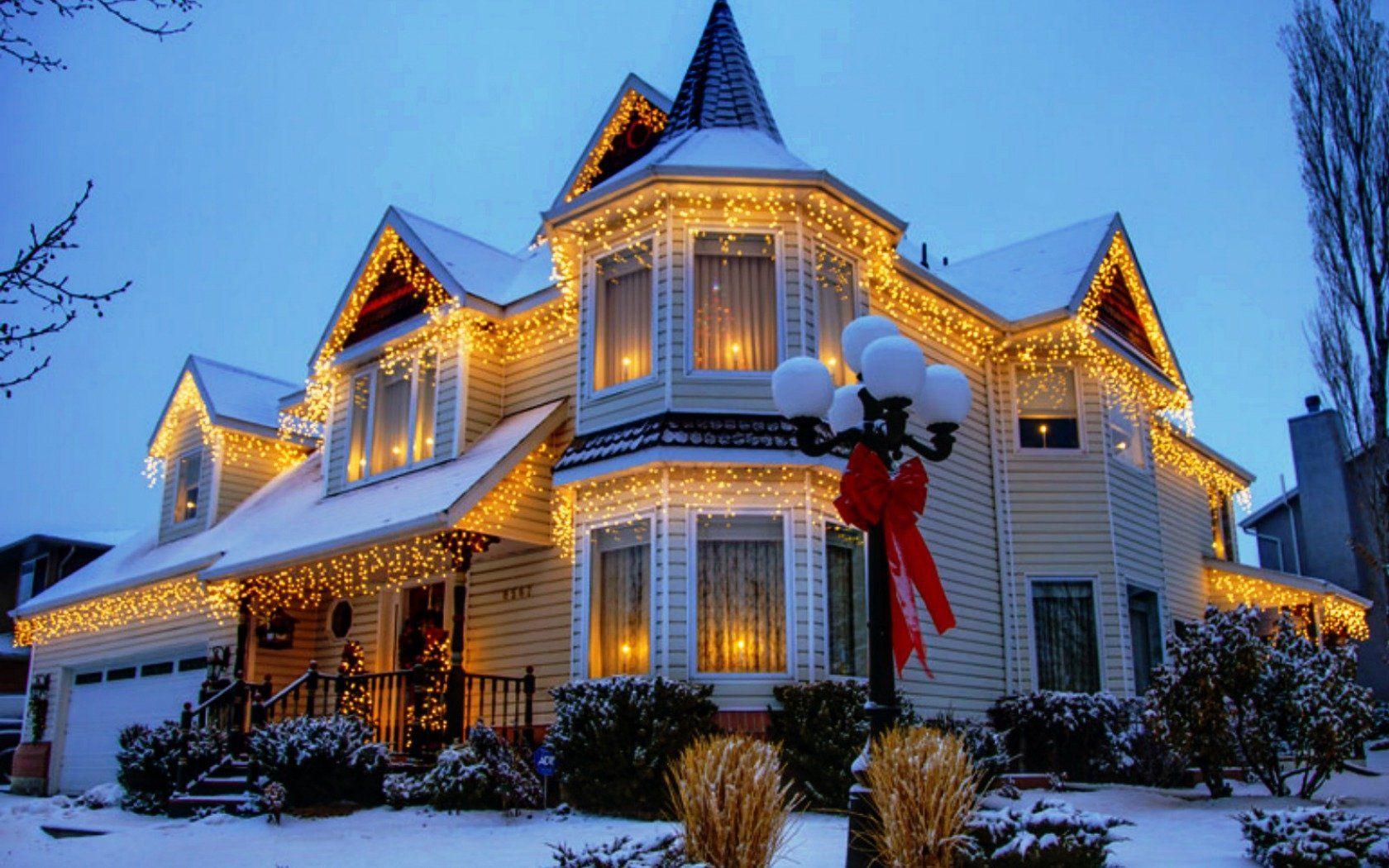 1680x1050 House Decorated for Christmas Wallpaper