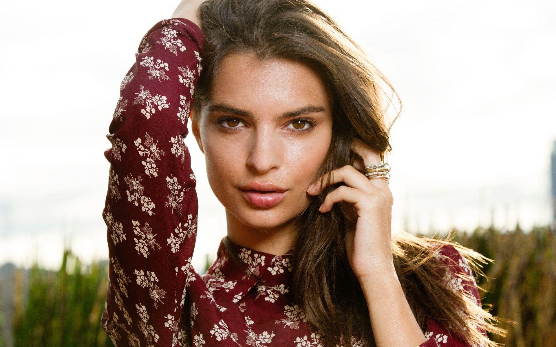 1920x1200 Actress of Emily Ratajkowski Wallpaper Full HD