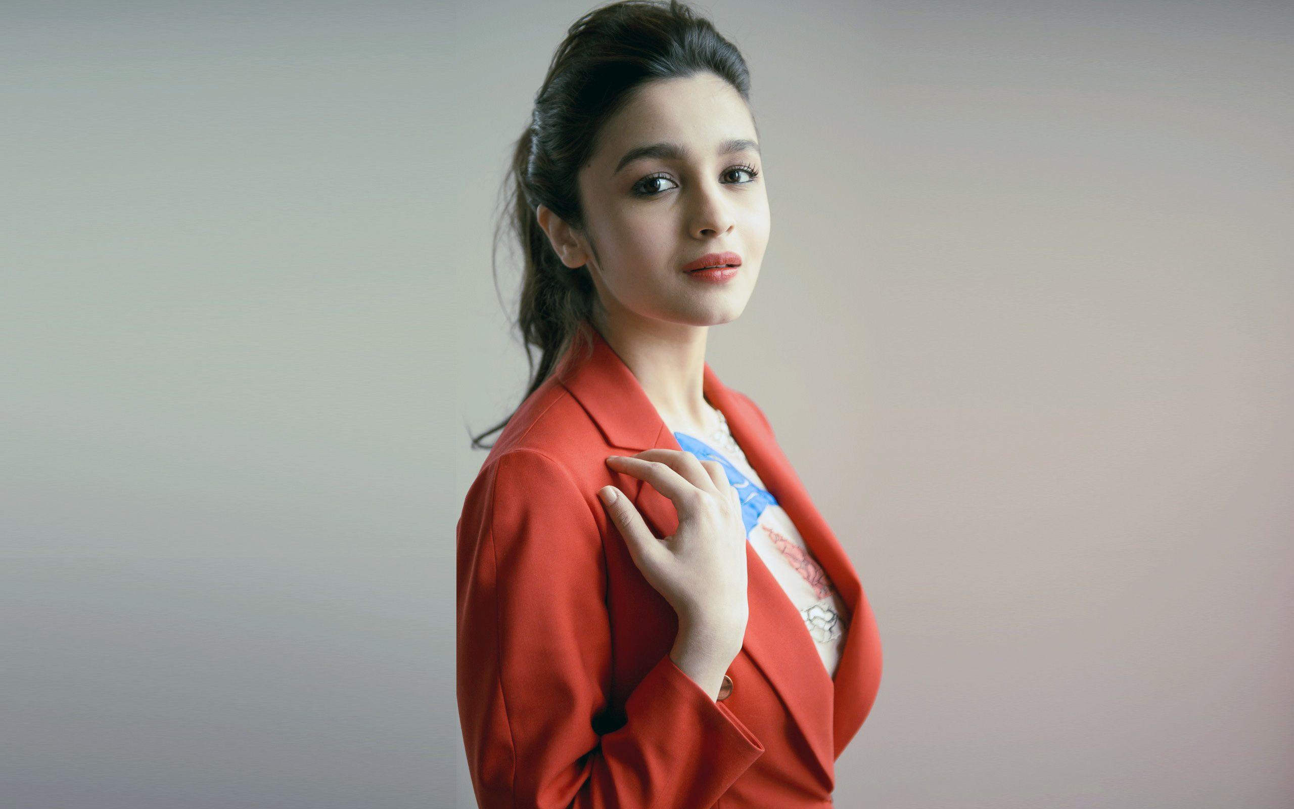 2560x1600 Alia Bhatt New Bollywood Actress HD Wallpaper wallpaper