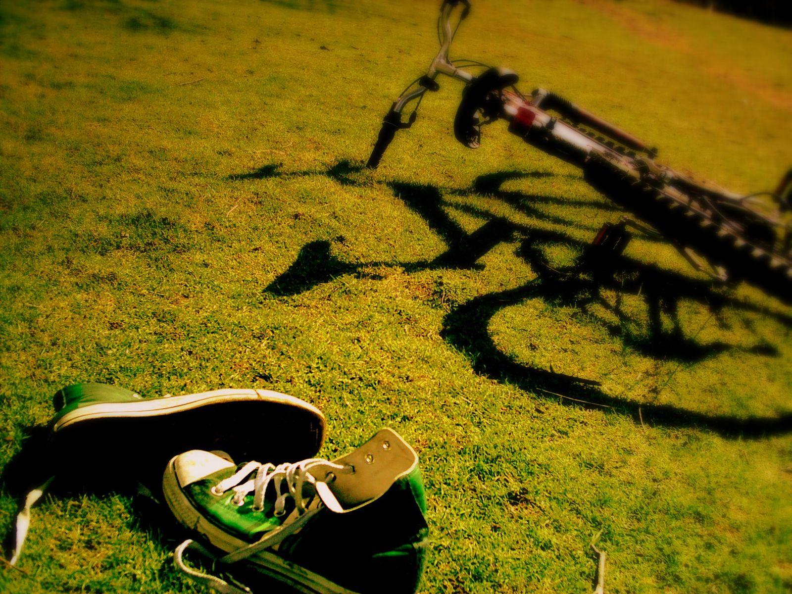1600x1200 Bike and shoes wallpaper. Bike and shoes