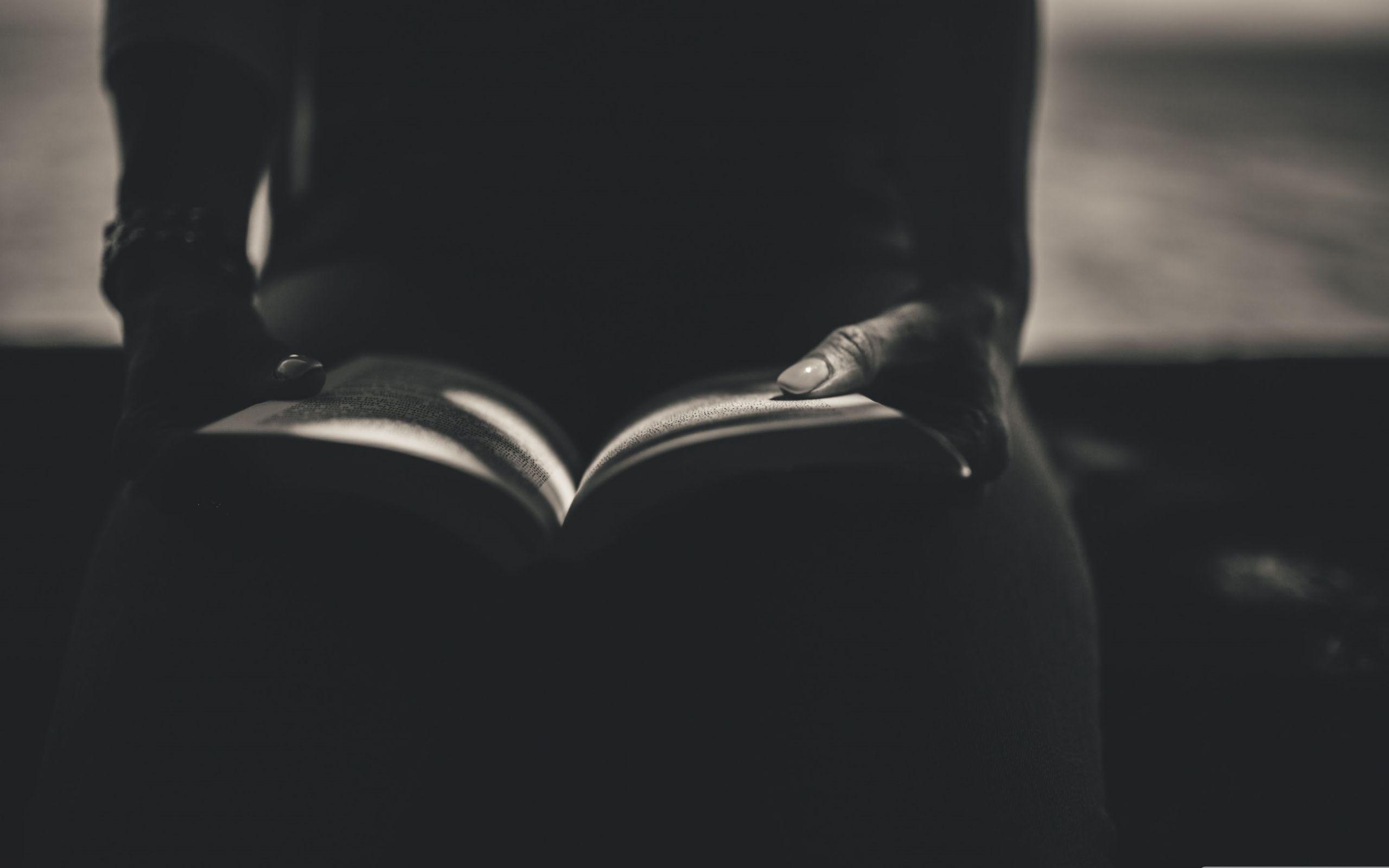 2560x1600 Reading Book Mac Wallpaper Download