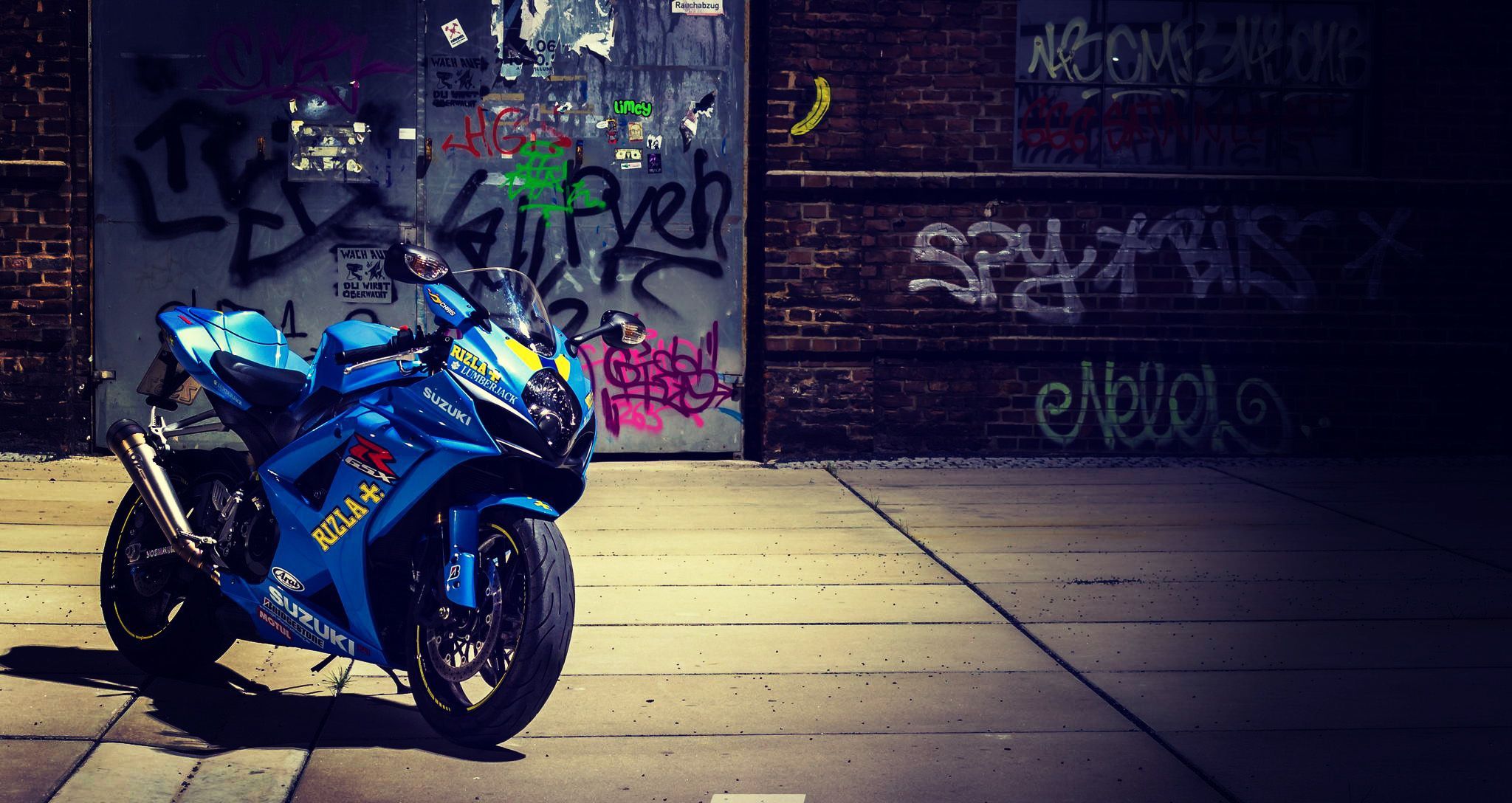 2048x1088 Wallpaper street, graffiti, motorcycle