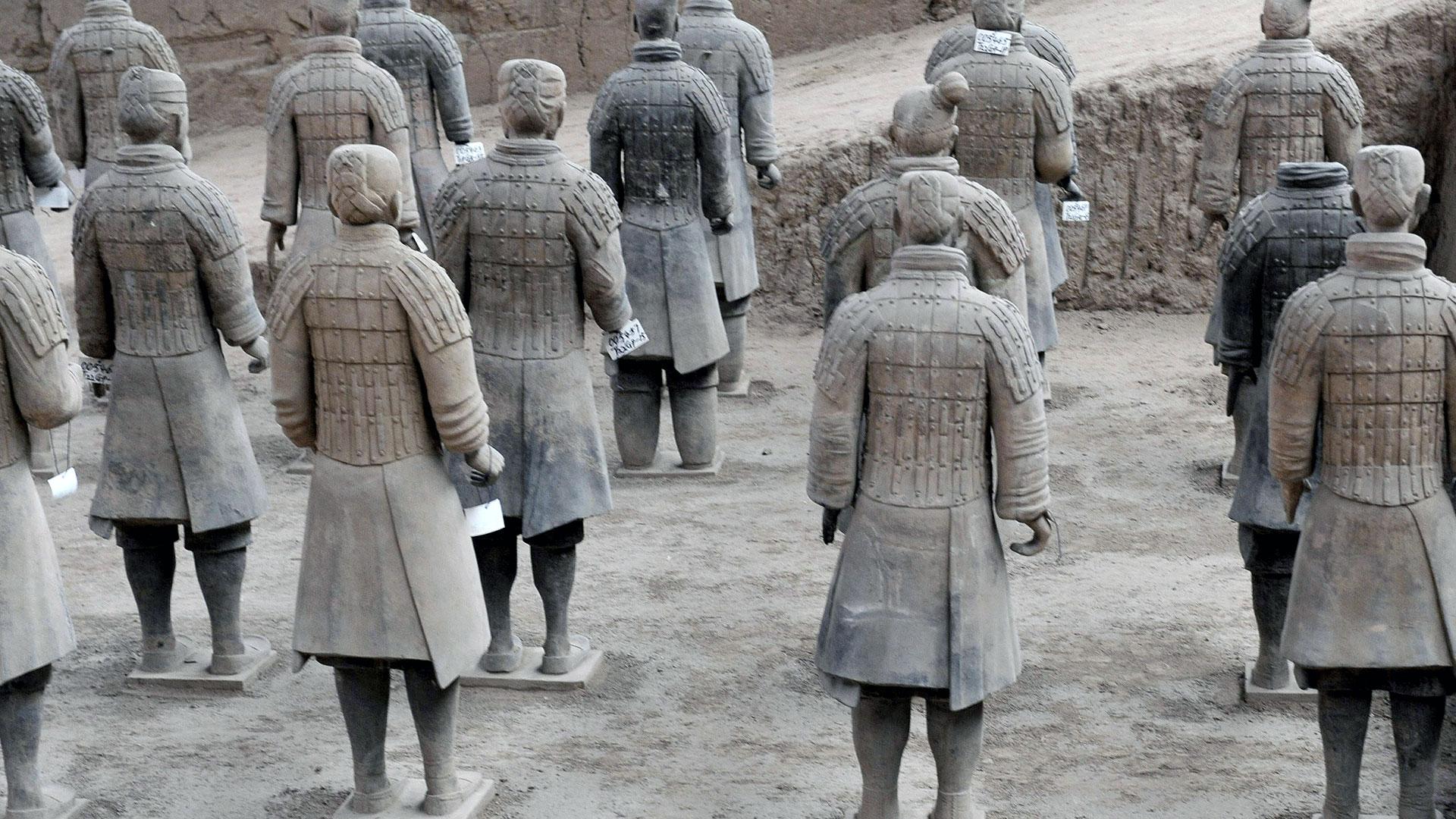 1920x1080 China's Terracotta Warriors. Behind