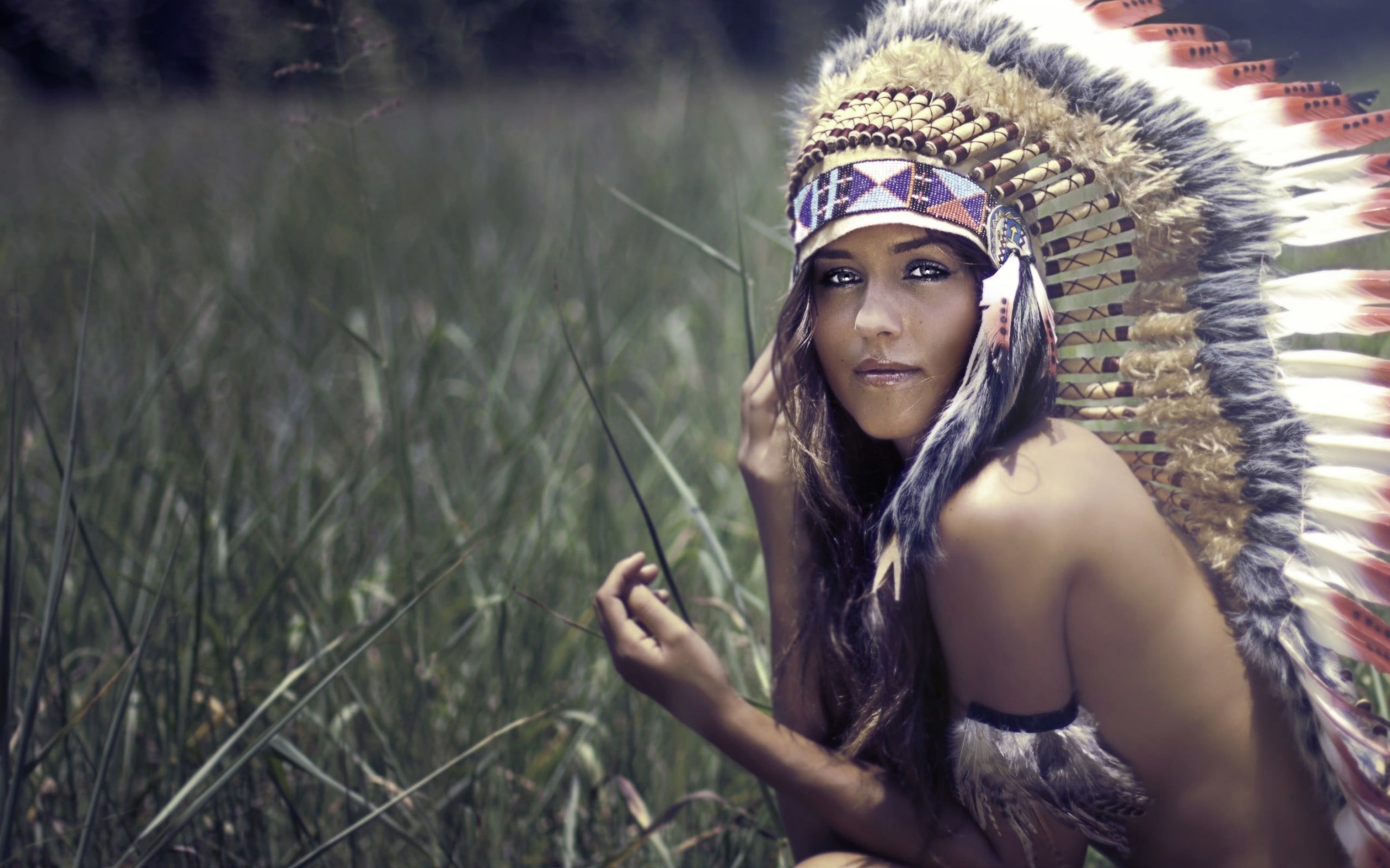 2560x1600 Woman wearing native American costume