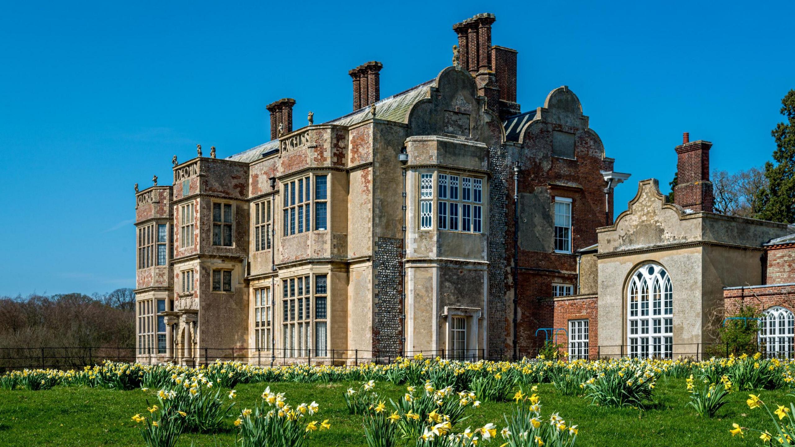 2560x1440 National Trust wallpaper designs 'to