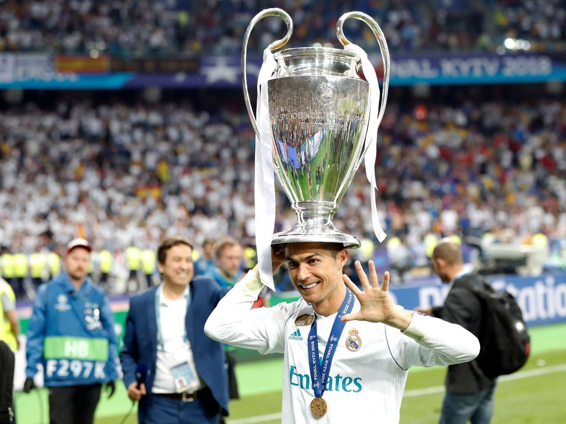 1920x1440 What award is Cristiano Ronaldo being