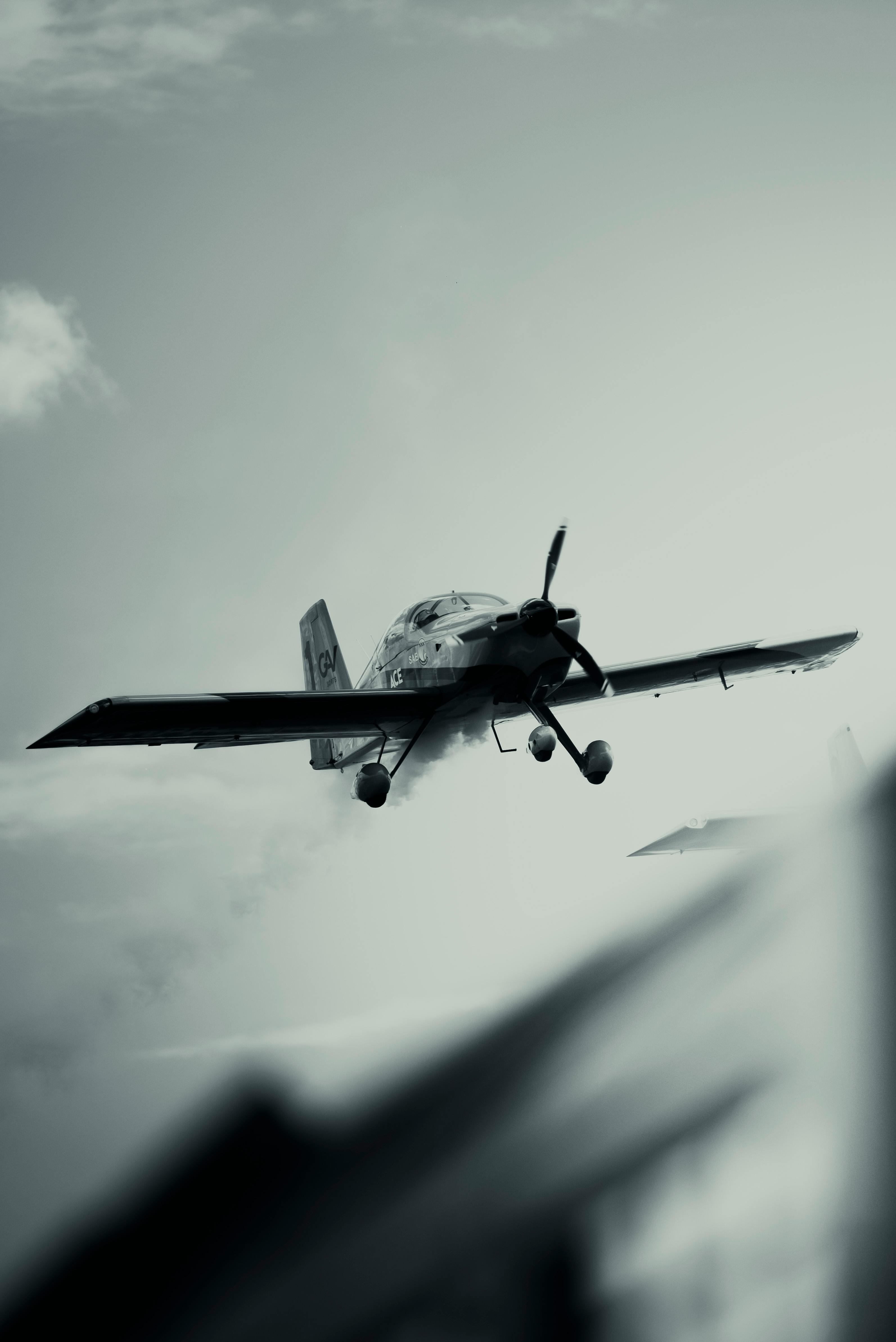 3186x4772 Airplane Seen from Ruins · Free