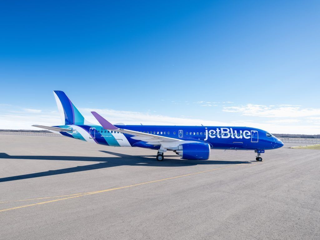 1024x768 JetBlue Debuts New A220 Livery