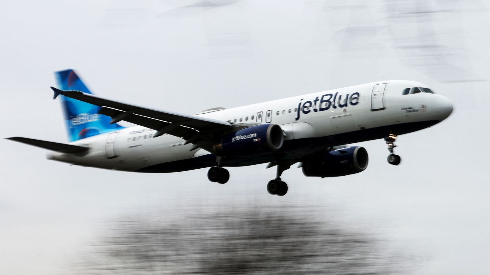 1600x900 landing gear of JetBlue plane