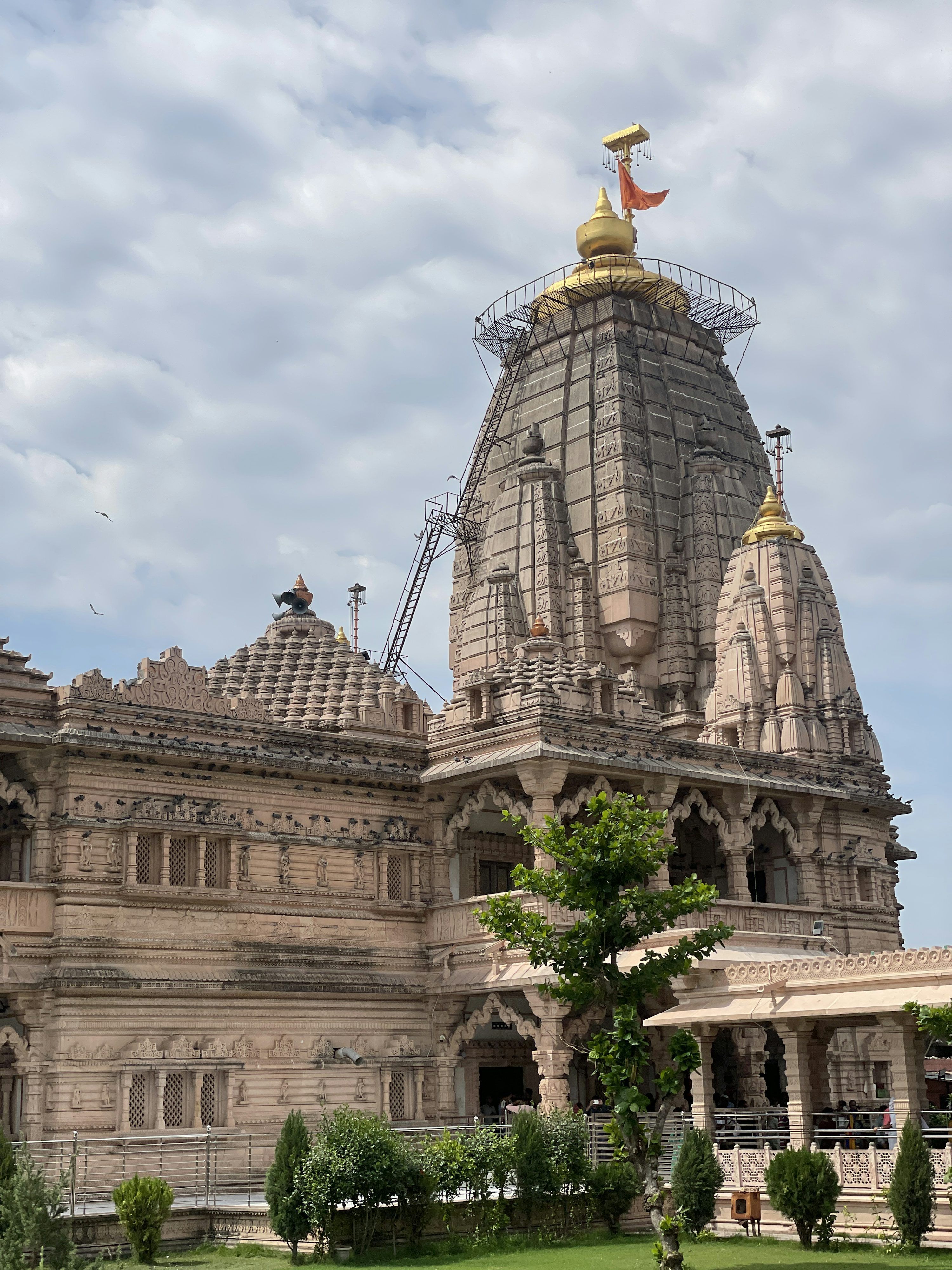 3000x4000 large stone building with a golden dome