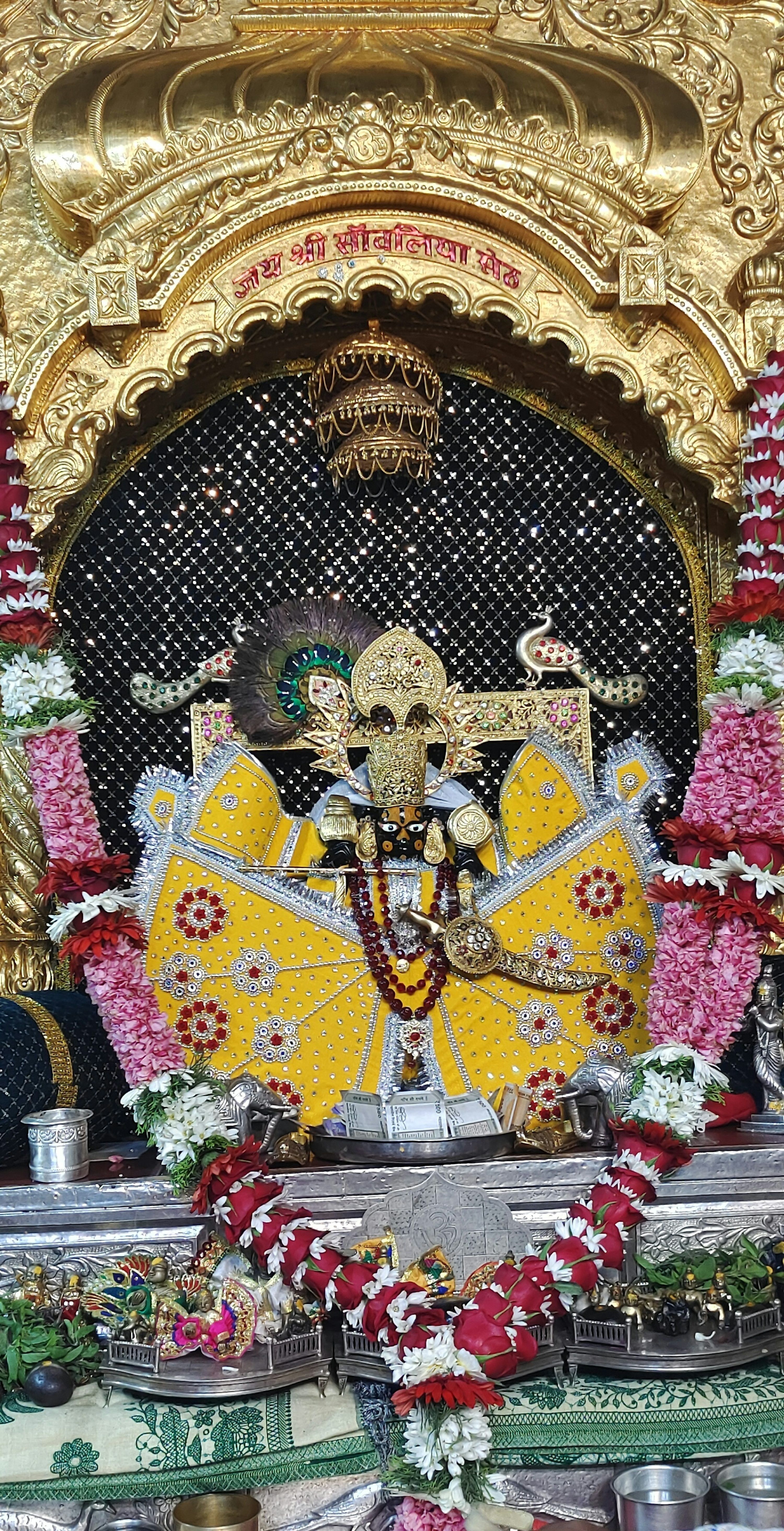 3000x5857 A statue of a hindu god in a temple