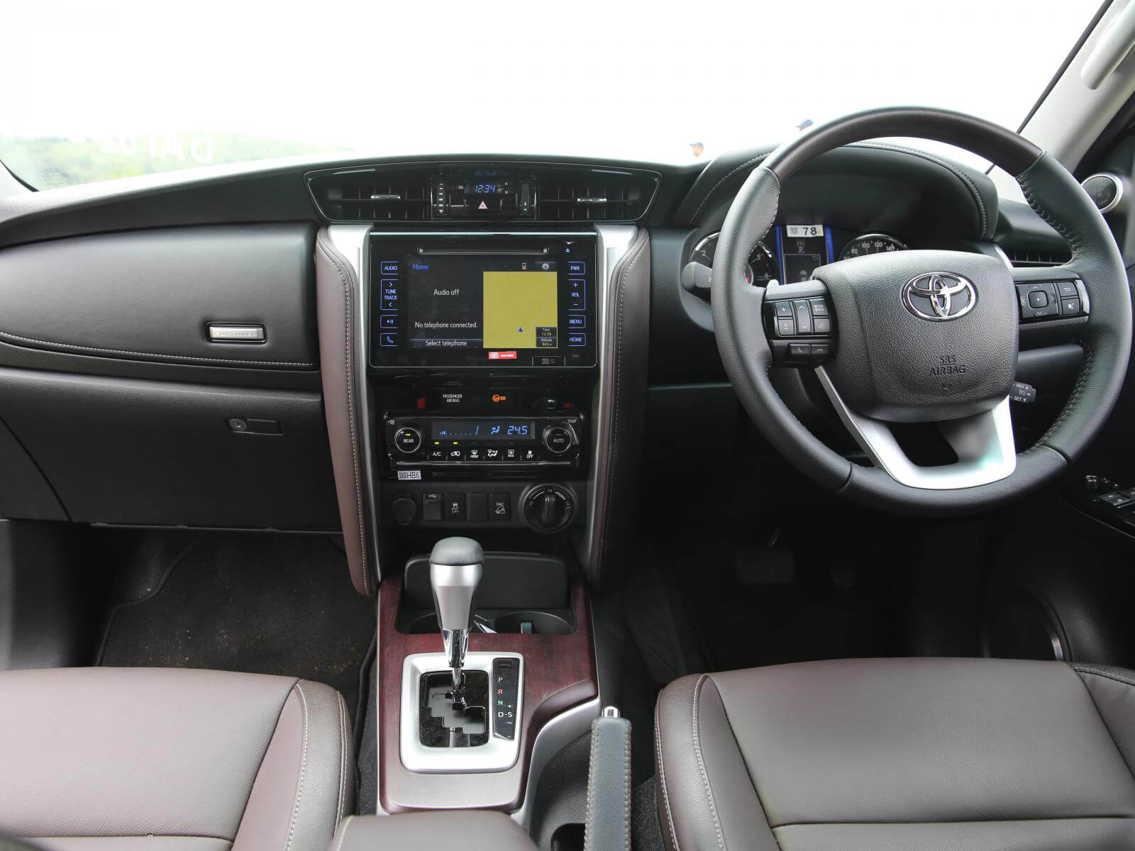 1600x1200 Toyota Fortuner wallpaper, free download