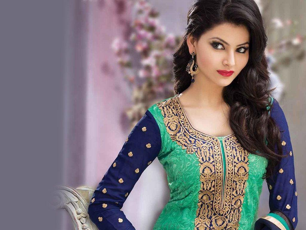 1024x768 Urvashi Rautela Full HD Wallpaper