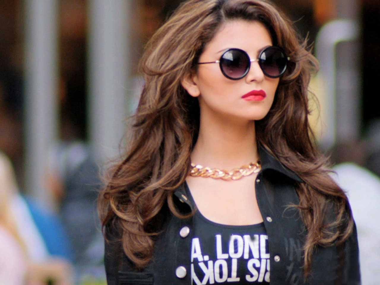 1280x960 Classy Urvashi Rautela Wallpaper Free Download