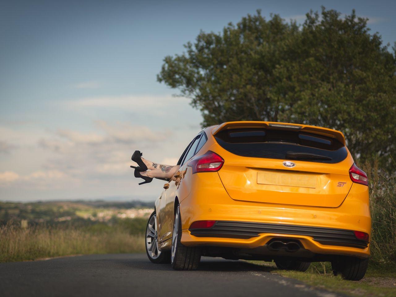 1280x960 Download wallpaper 1280x960 ford, car, legs, shoes, high