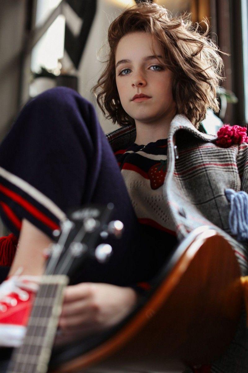 800x1200 Mckenna Grace wallpaper