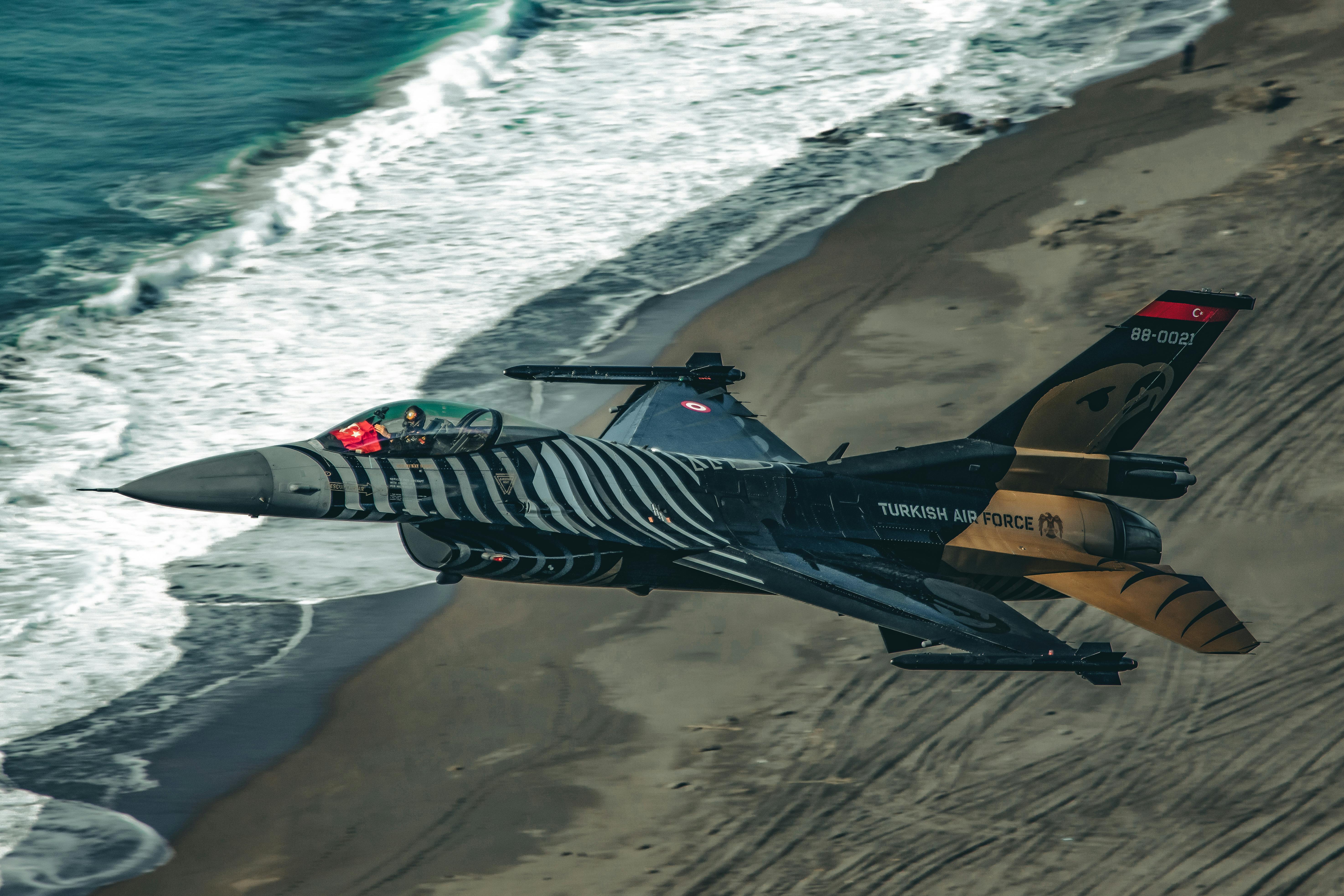 5896x3931 Jet Flying Above Sea · Free