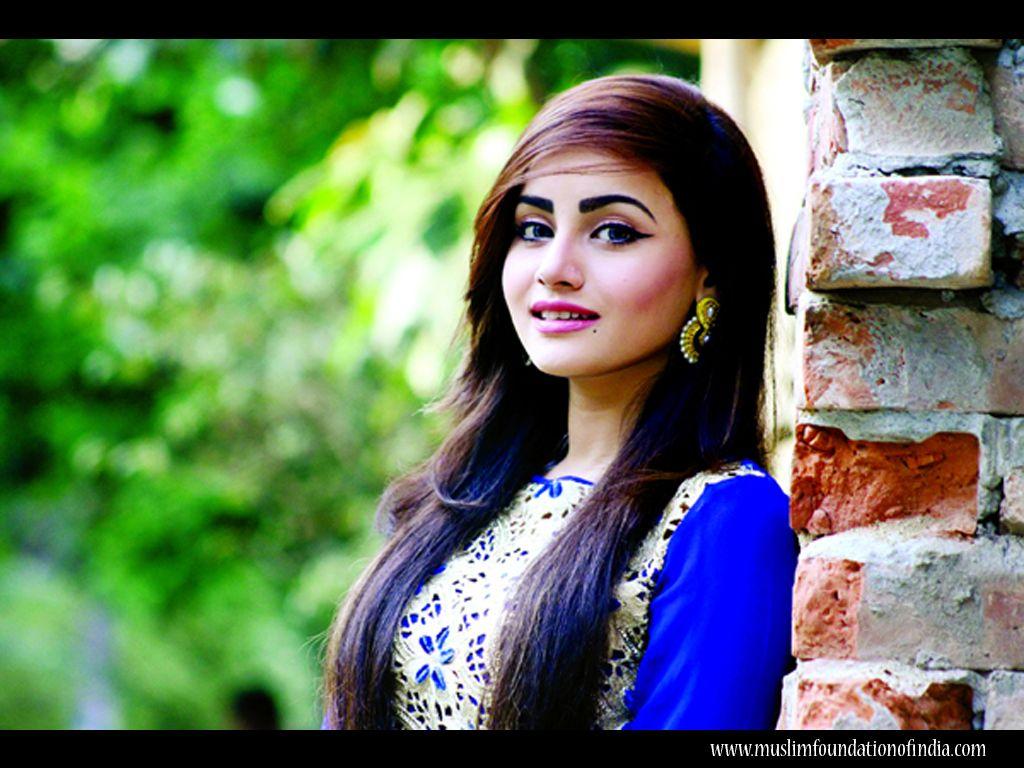 1024x768 Girls On Wallpaper