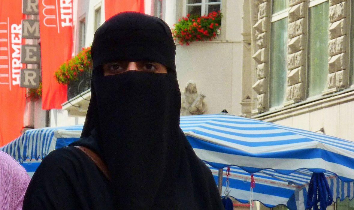 1179x700 Muslima secret muslim islam woman black eyes arabian