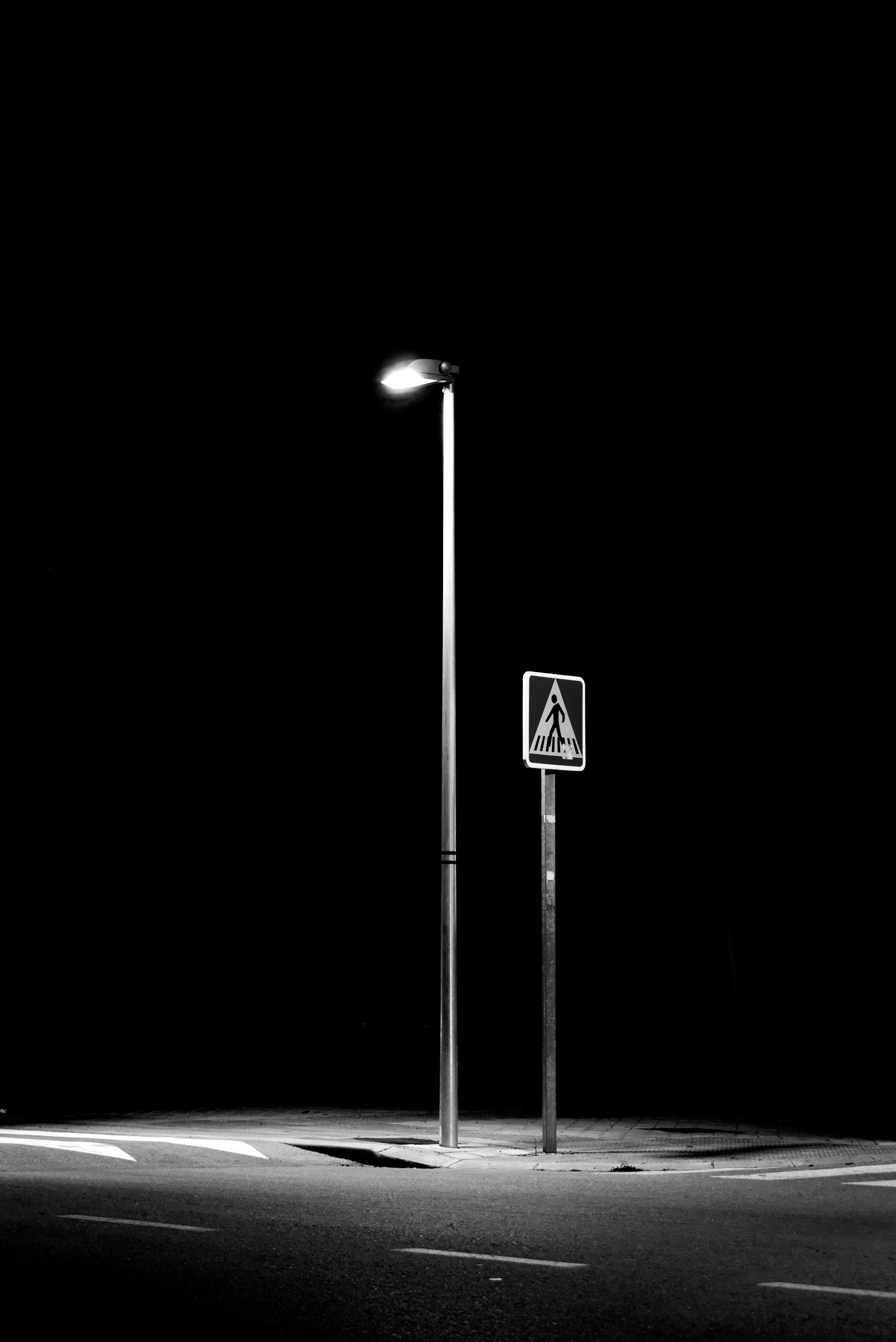 4016x6016 Lamppost Light and Road Sign · Free
