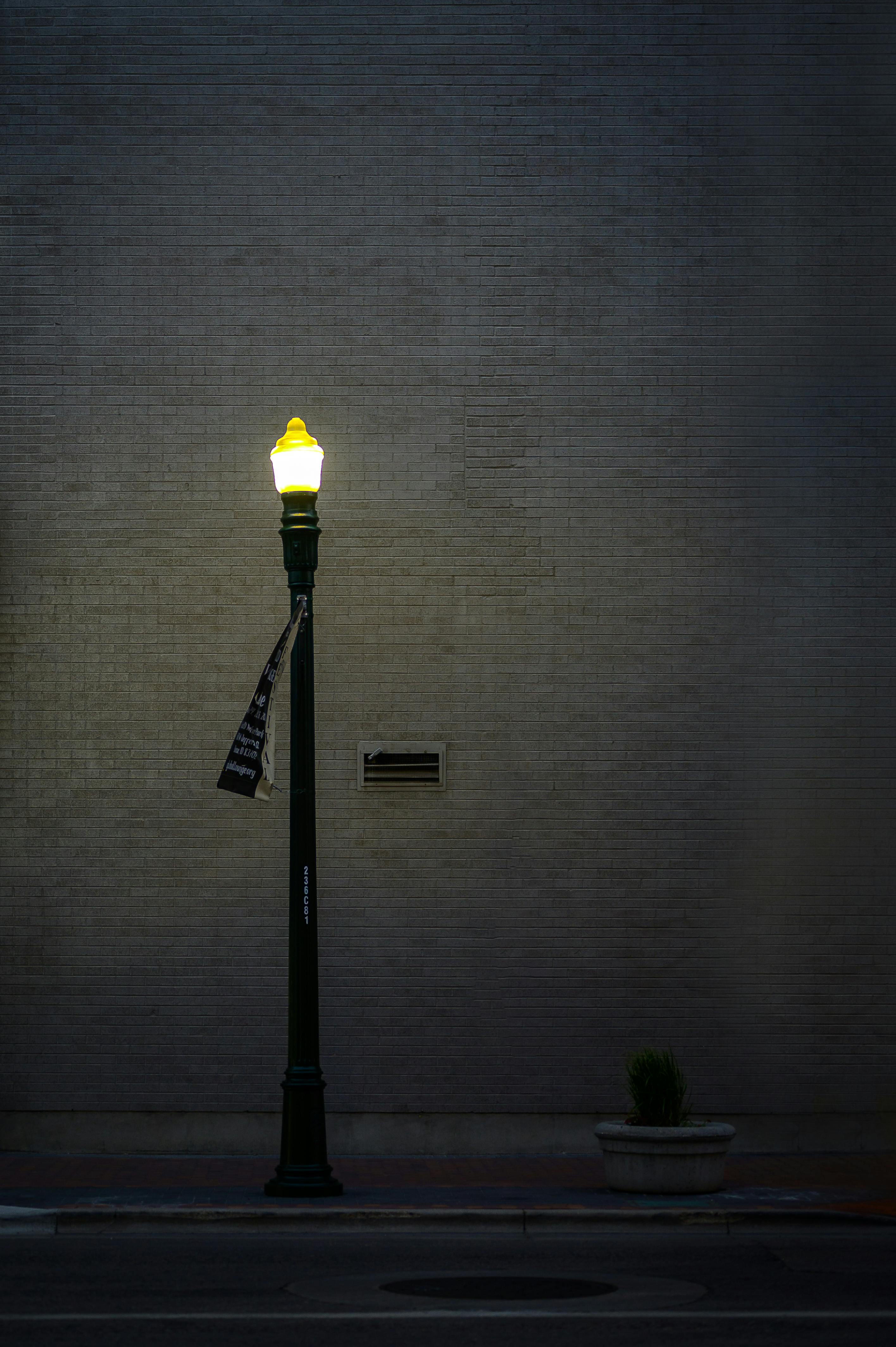 2832x4256 Lamp Post on a Street · Free