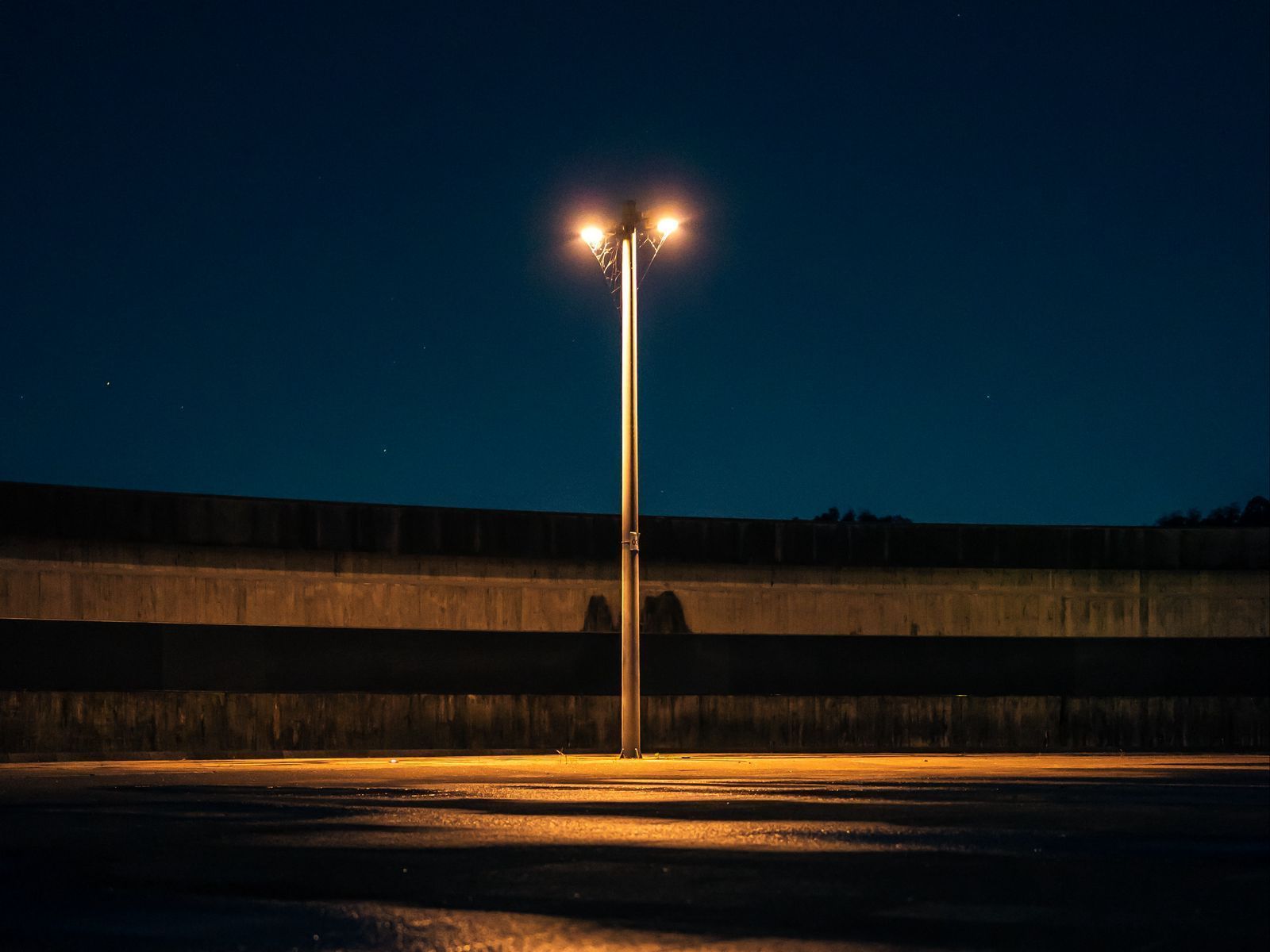 1600x1200 Download wallpaper 1600x1200 lamppost