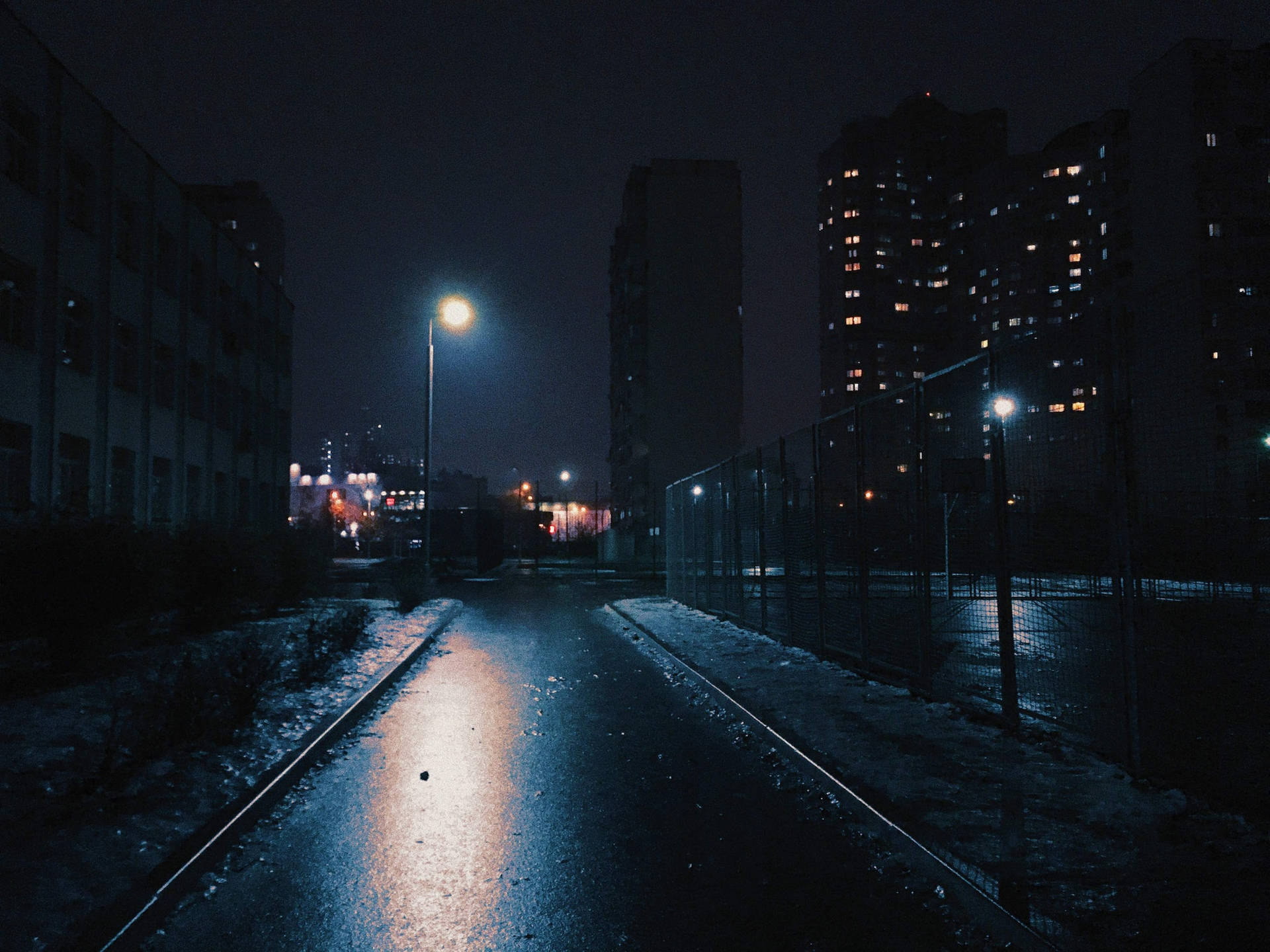 1920x1440 City Night Lamp Post Wallpaper