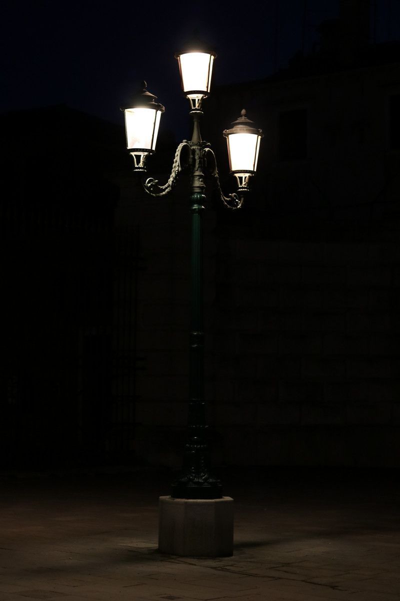 800x1200 Lamppost Wallpaper Photo. JPG Free