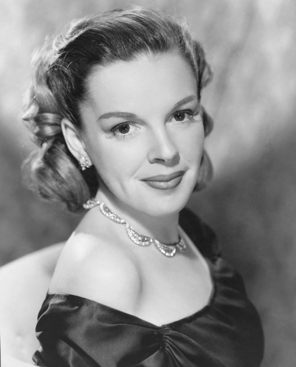 968x1200 American Actress Judy Garland Wallpaper