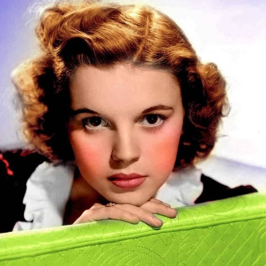 900x900 Stunning Hollywood Actress Judy Garland