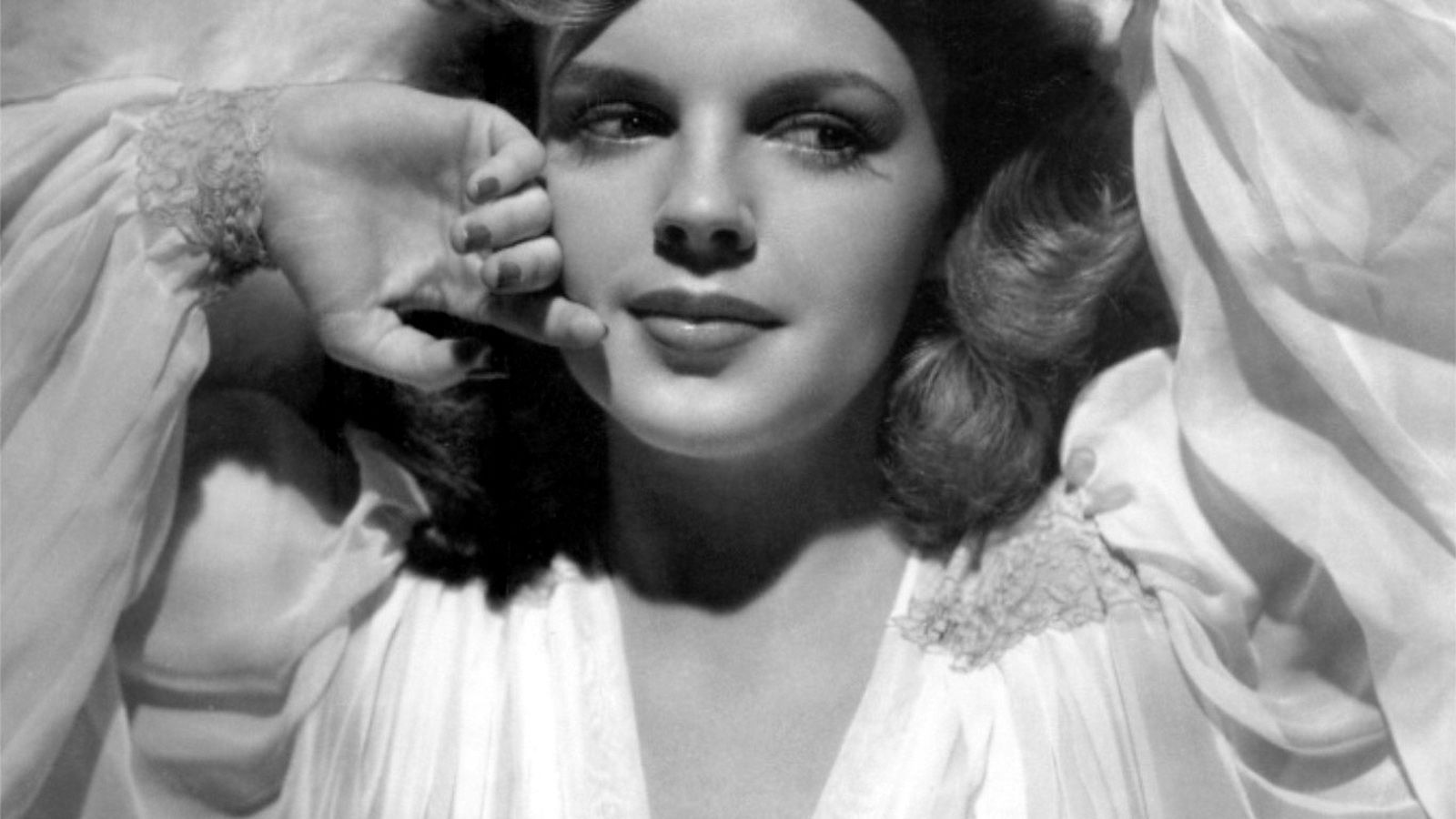 1600x900 Tragic Story of Judy Garland