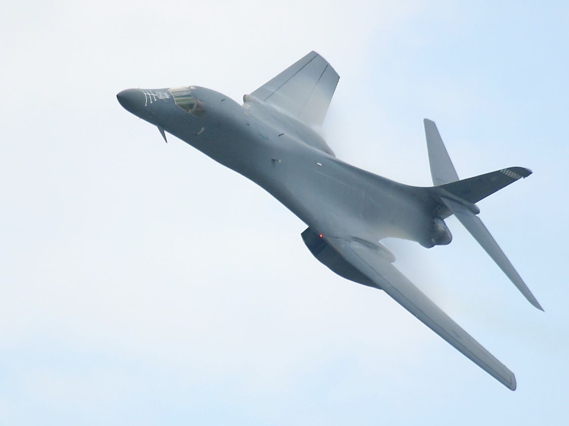 1152x864 Bomber Wallpaper