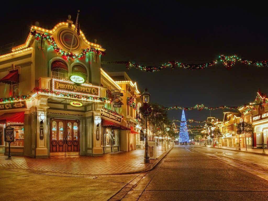 1024x768 Disneyland Main Street Decorations in Christmas