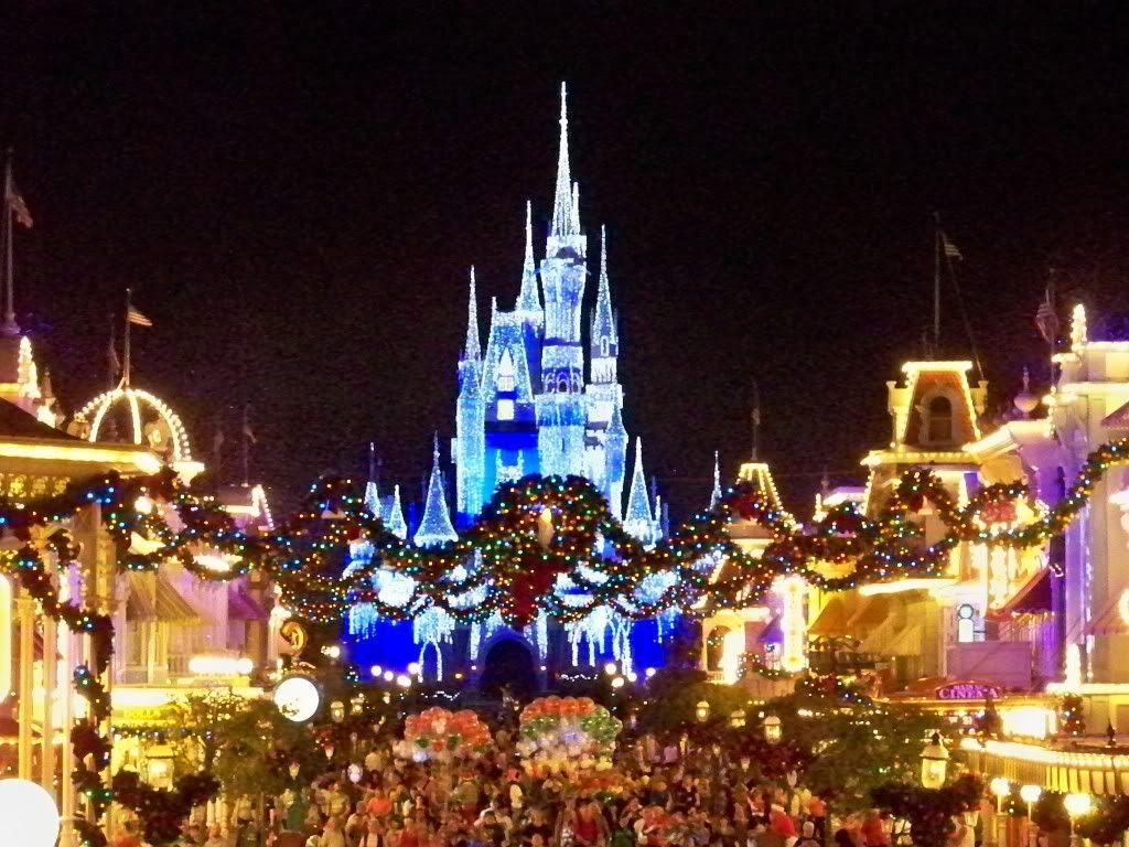 1024x768 Magic Kingdom Christmas Wallpaper