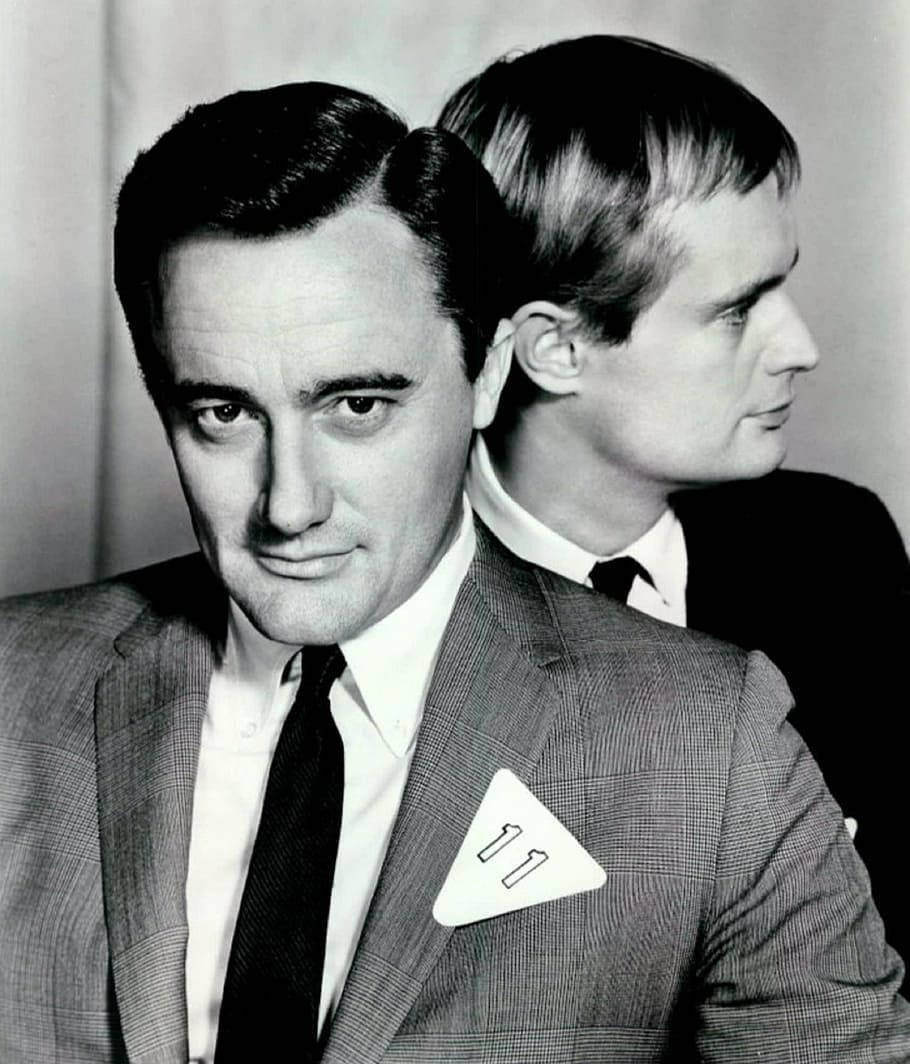 910x1064 Download Iconic Acting Duo Robert Vaughn and David McCallum In Black&White Wallpaper