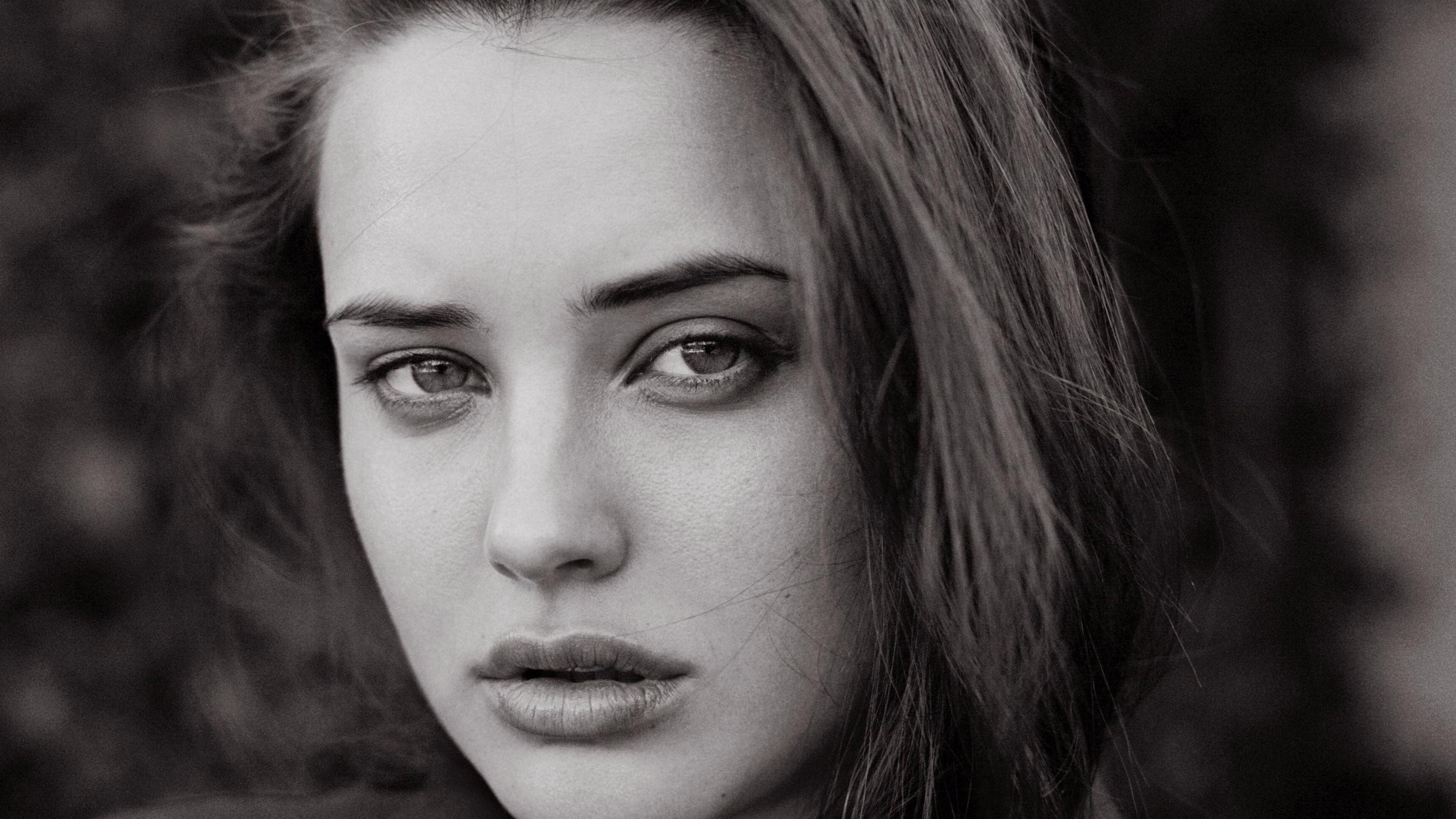 5120x2880 Katherine Langford Actress Monochrome 5K Wallpaper