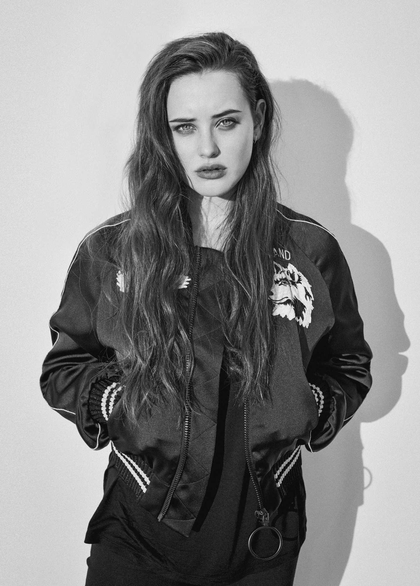 1433x2000 Katherine Langford Photohoot Background Figure
