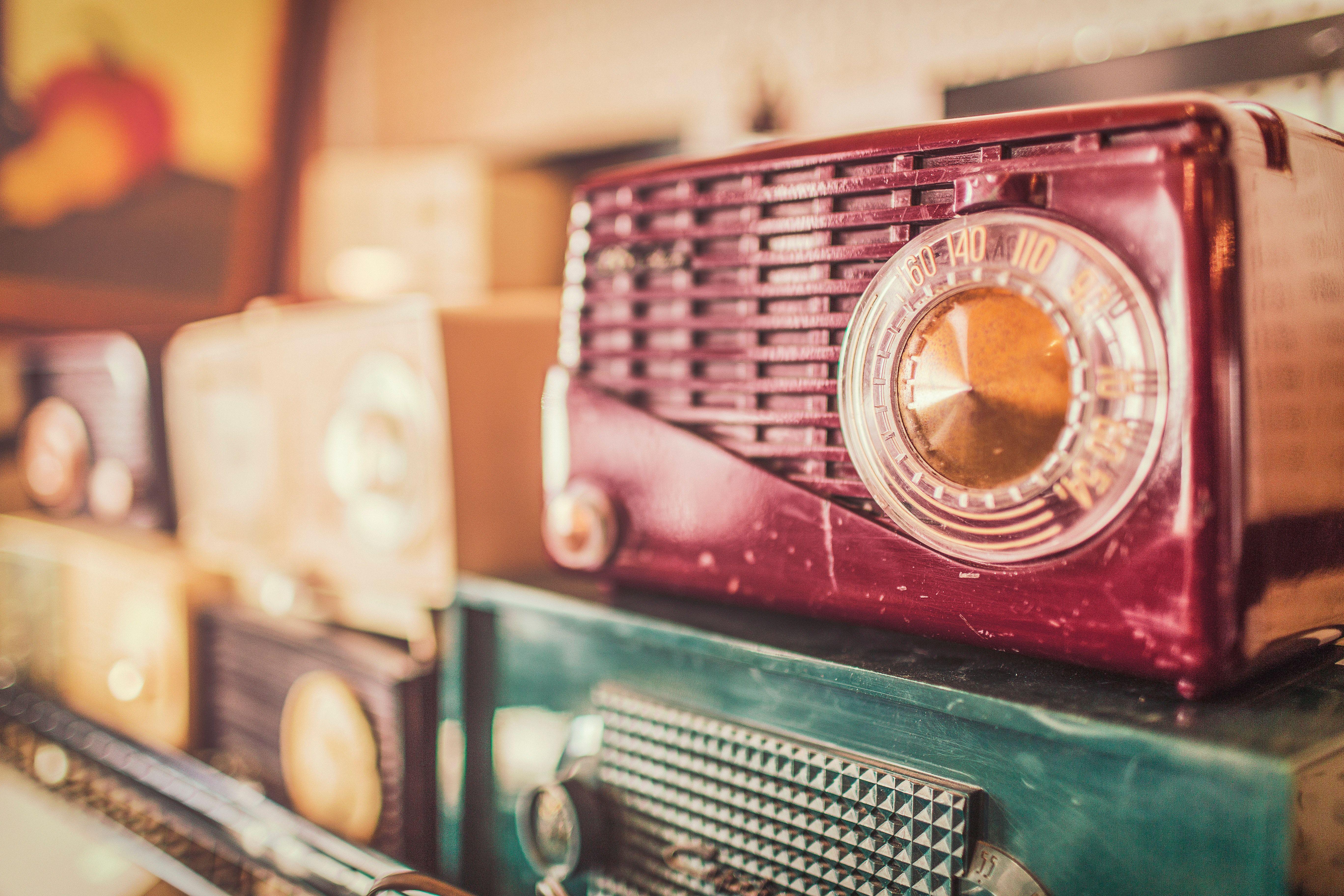 5472x3648 Selective Focus Photography of of Radios · Free