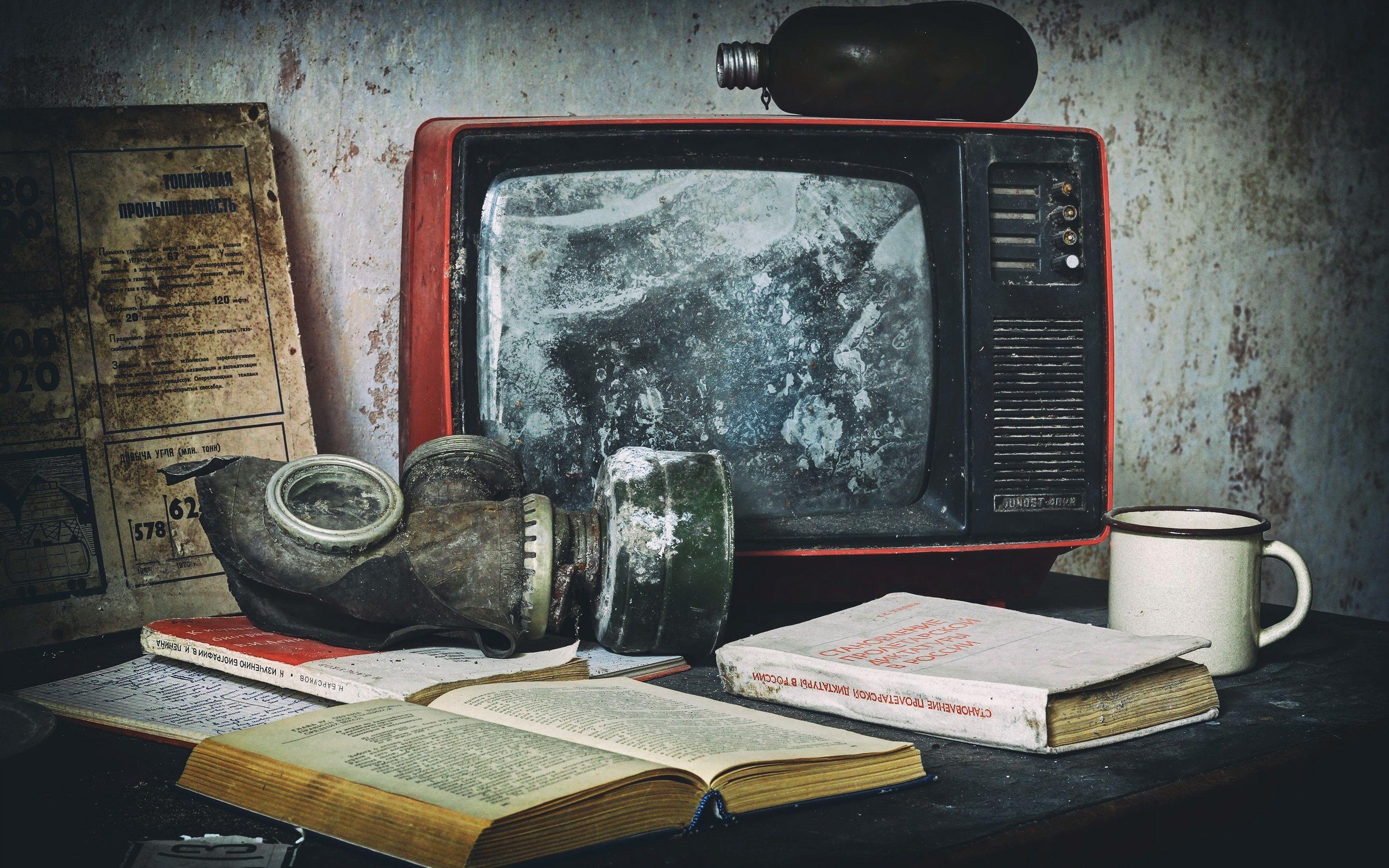 2880x1800 Wallpaper Old TV, mask, books, cup 2880x1800 HD Picture, Image