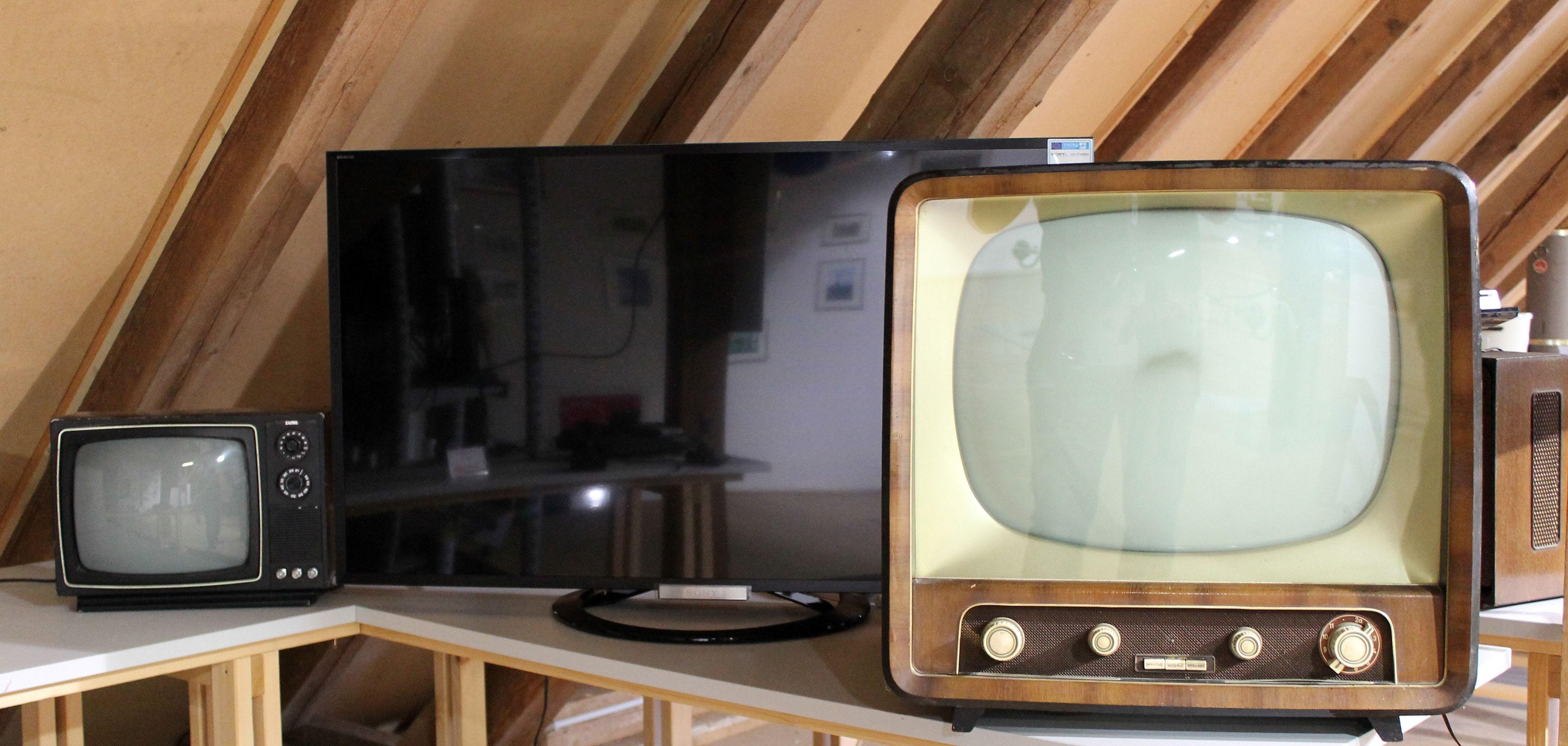 4136x1968 brown yellow vintage tv; flat screen tv; and black crt tv